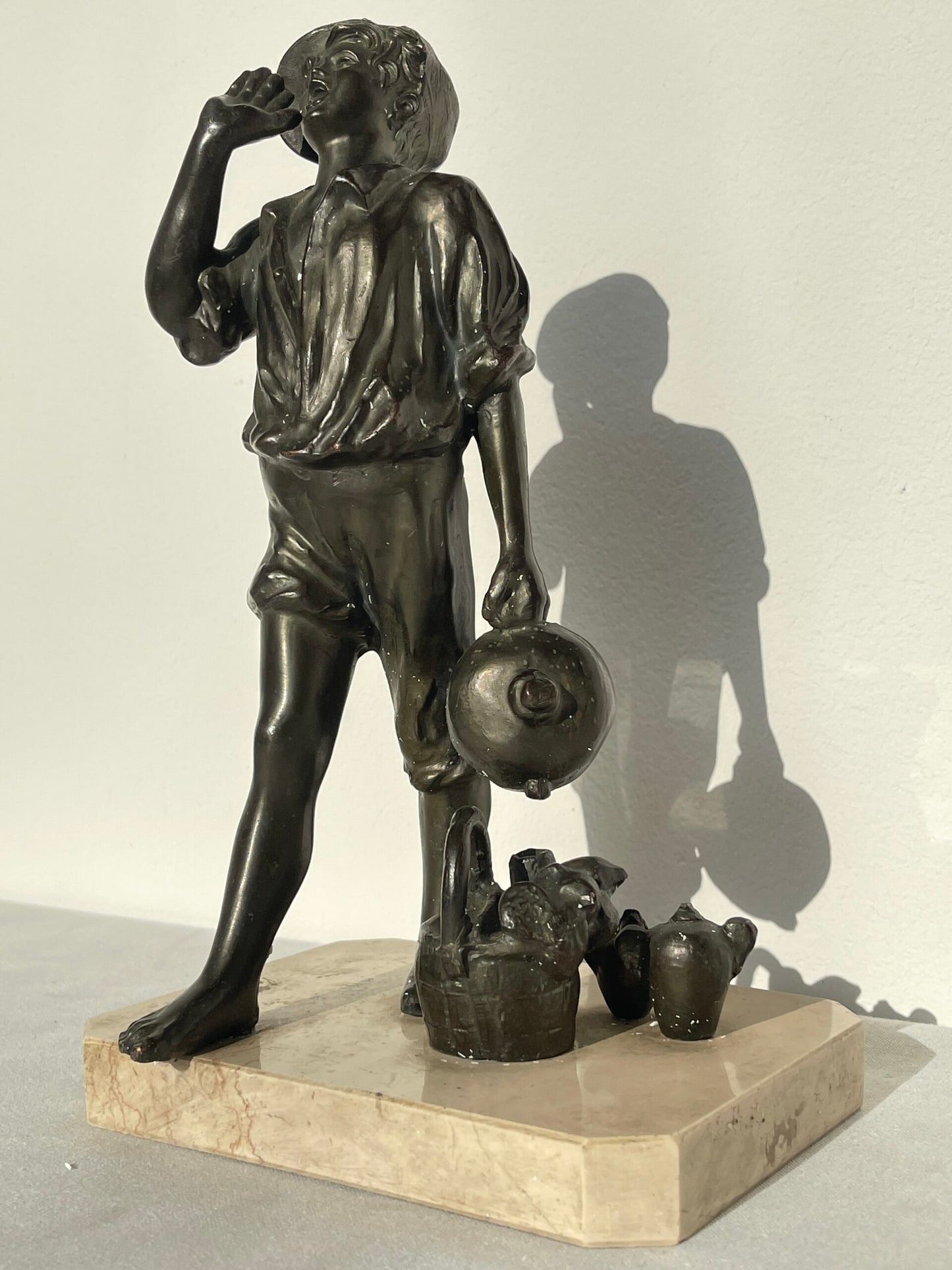 Scultura in Bronzo – Ragazzo con Brocca e Frutta su Base in Marmo