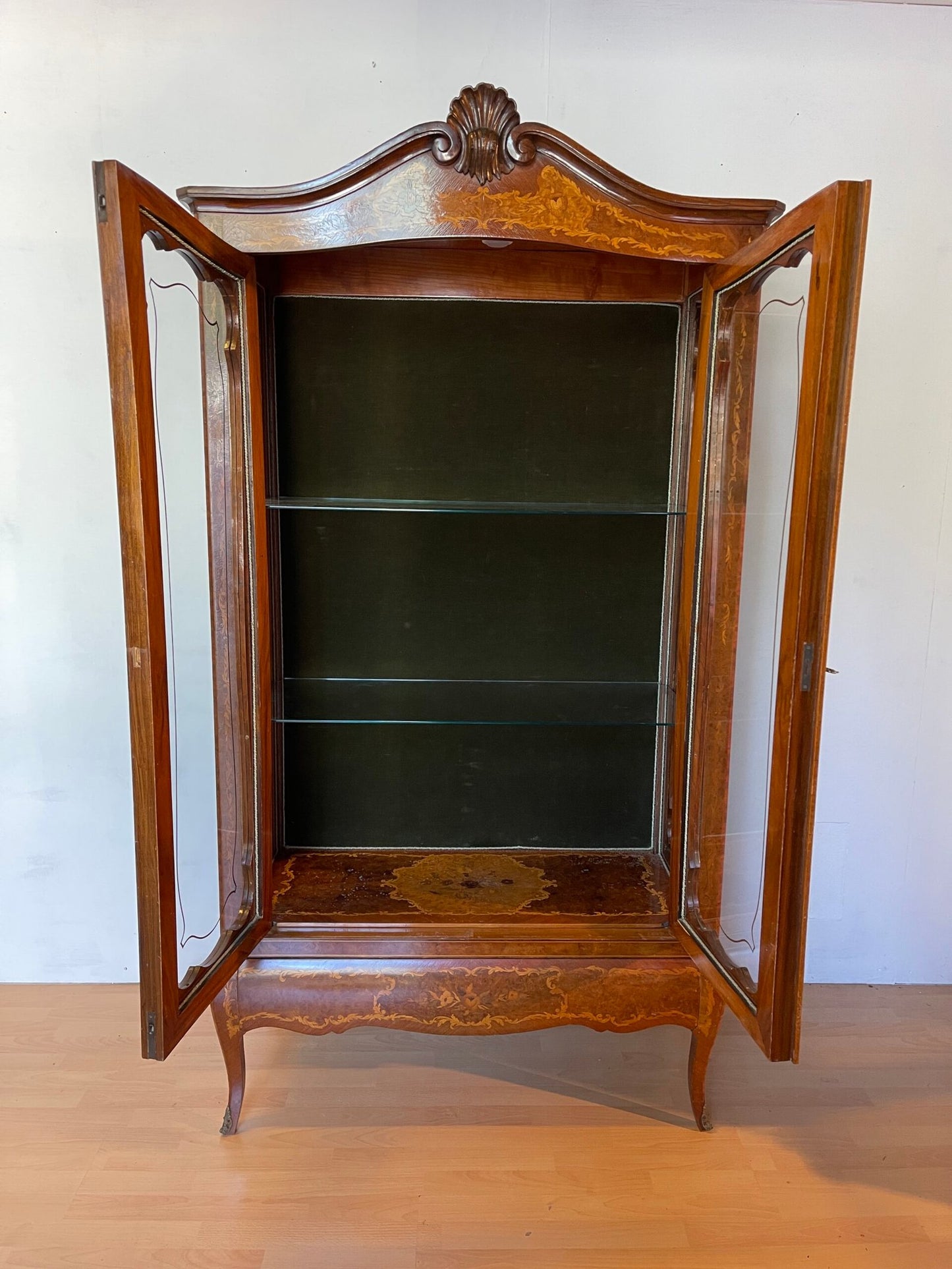 Vetrina Antico in Stile Luigi XV – Intarsiata, con Vetri Sagomati
