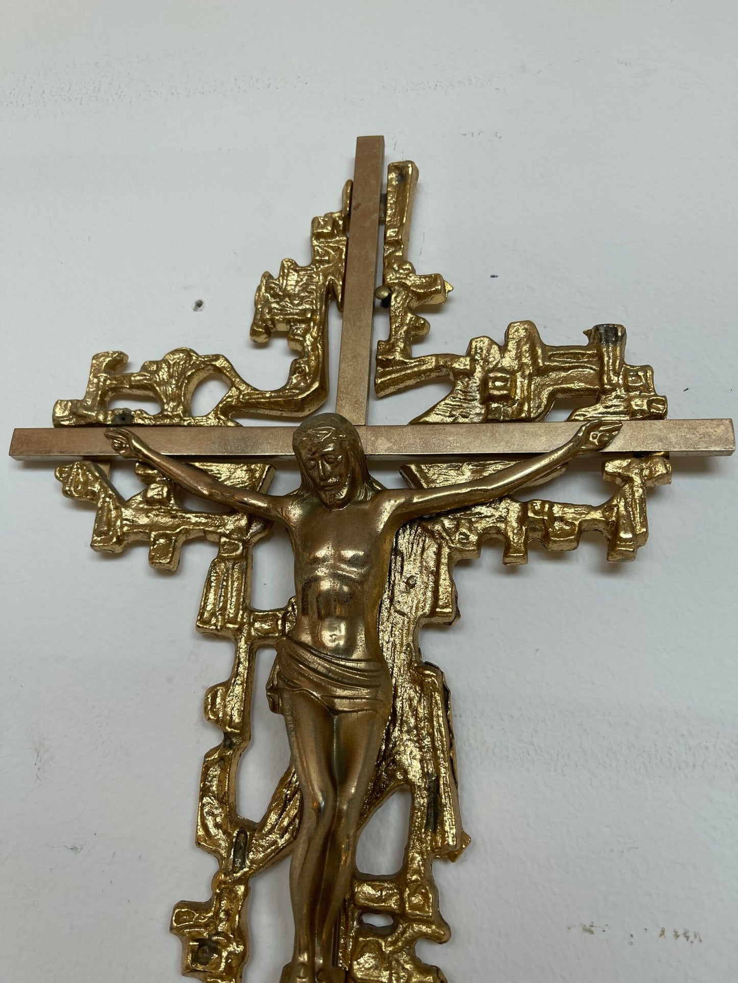 Crocifisso in bronzo dorato - stile elegante e moderno