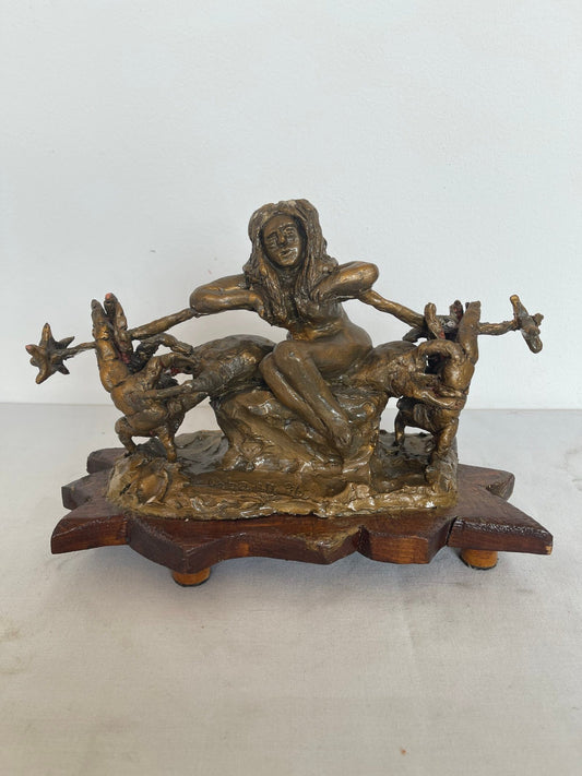 Scultura rara su base in legno – Donna con figure fantastiche