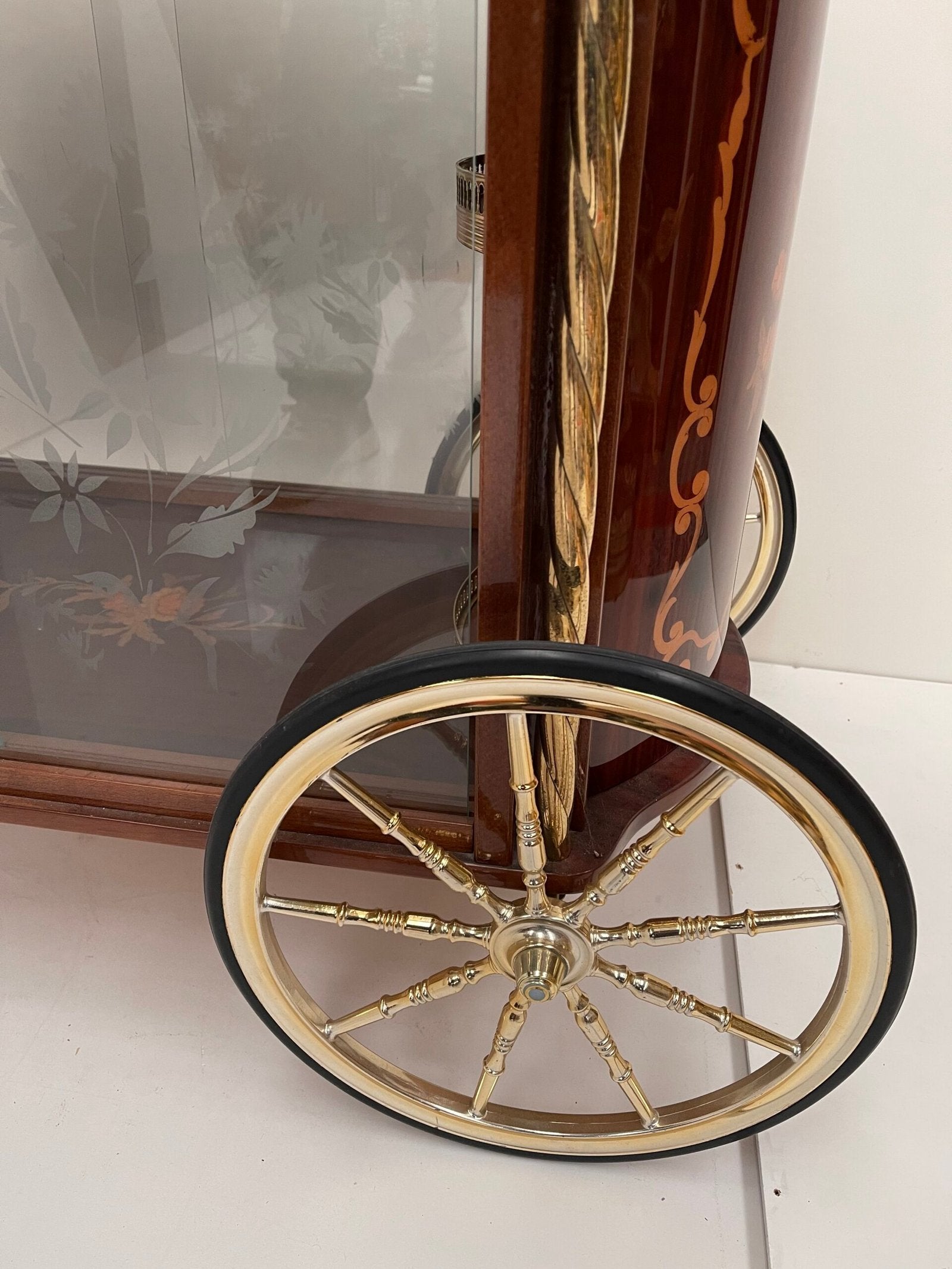 Carrello Bar d'Epoca con struttura in legno pregiato e intarsi floreale.
