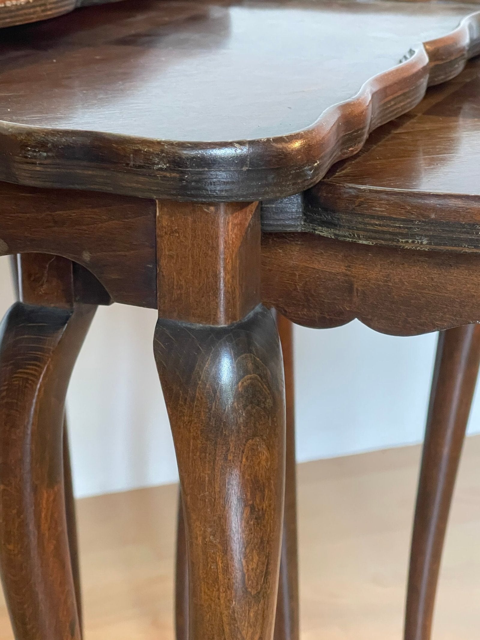 Set di 3 tavolini a incastro vintage – Stile inglese con gambe a sciabola