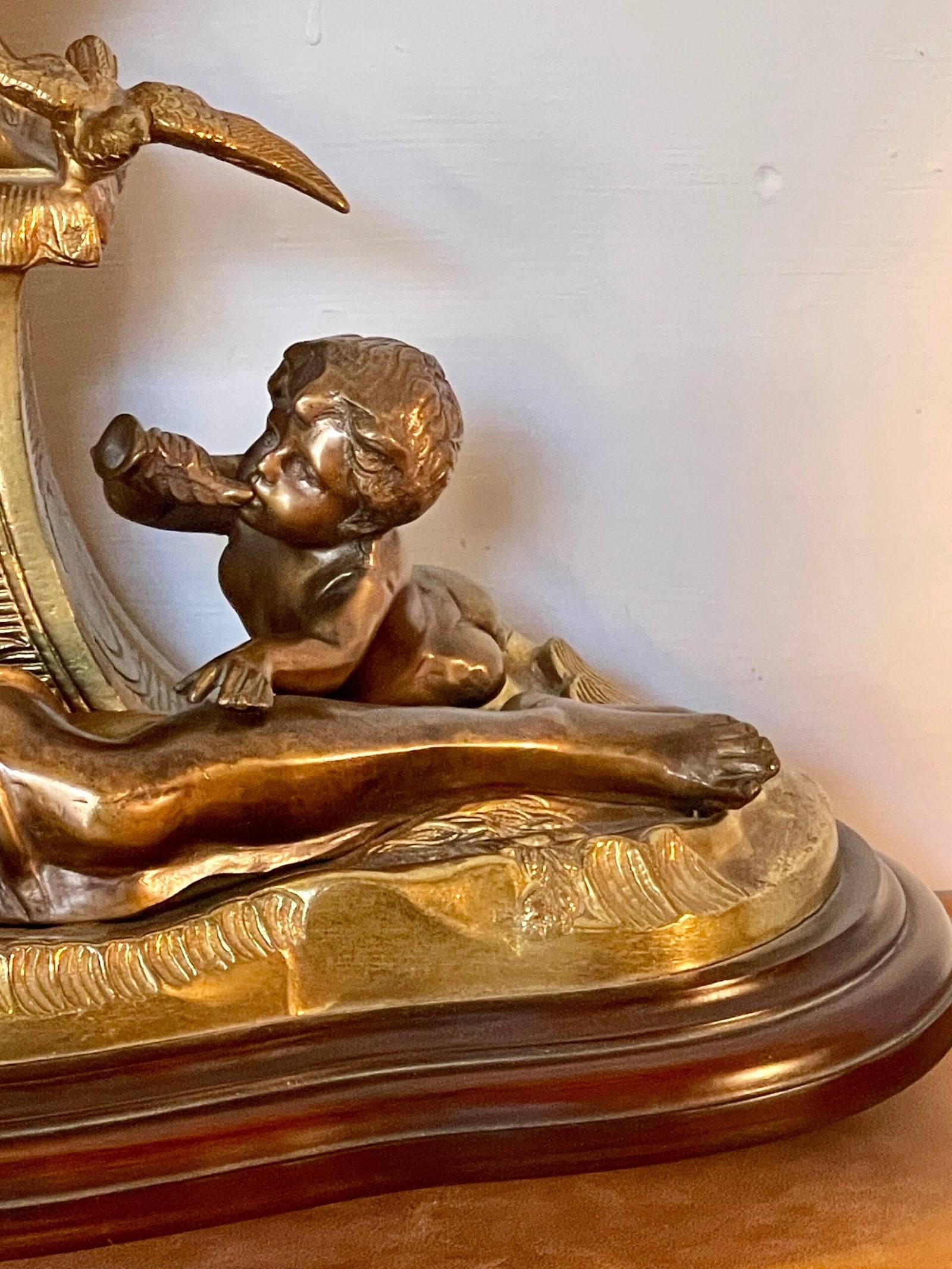 "Maestro del Tempo: orologio Scultoreo con Donna e Bambino"