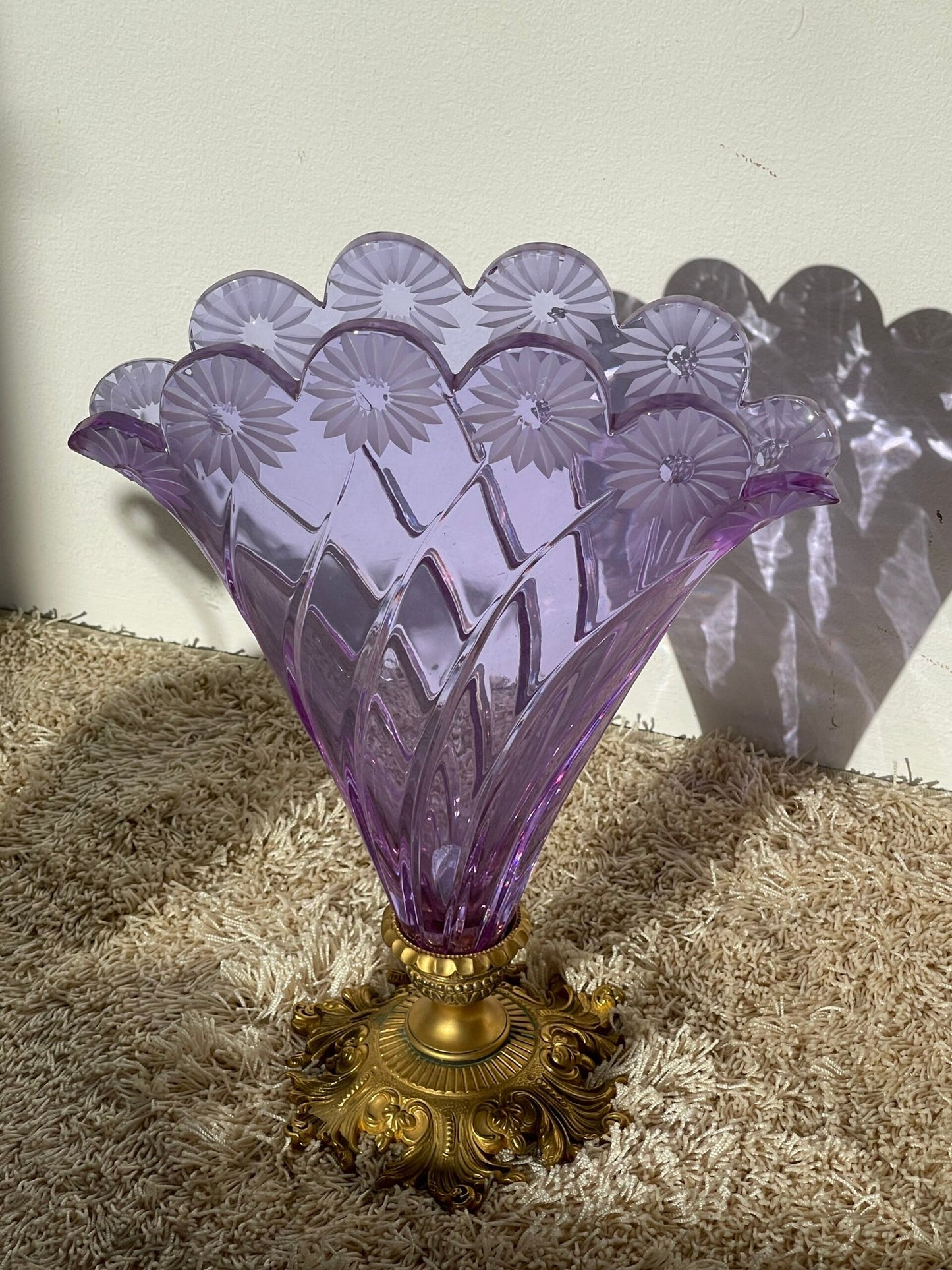 Centrotavola a Cornucopia in Vetro Ametista con Base in Bronzo Dorato – Stile Vittoriano