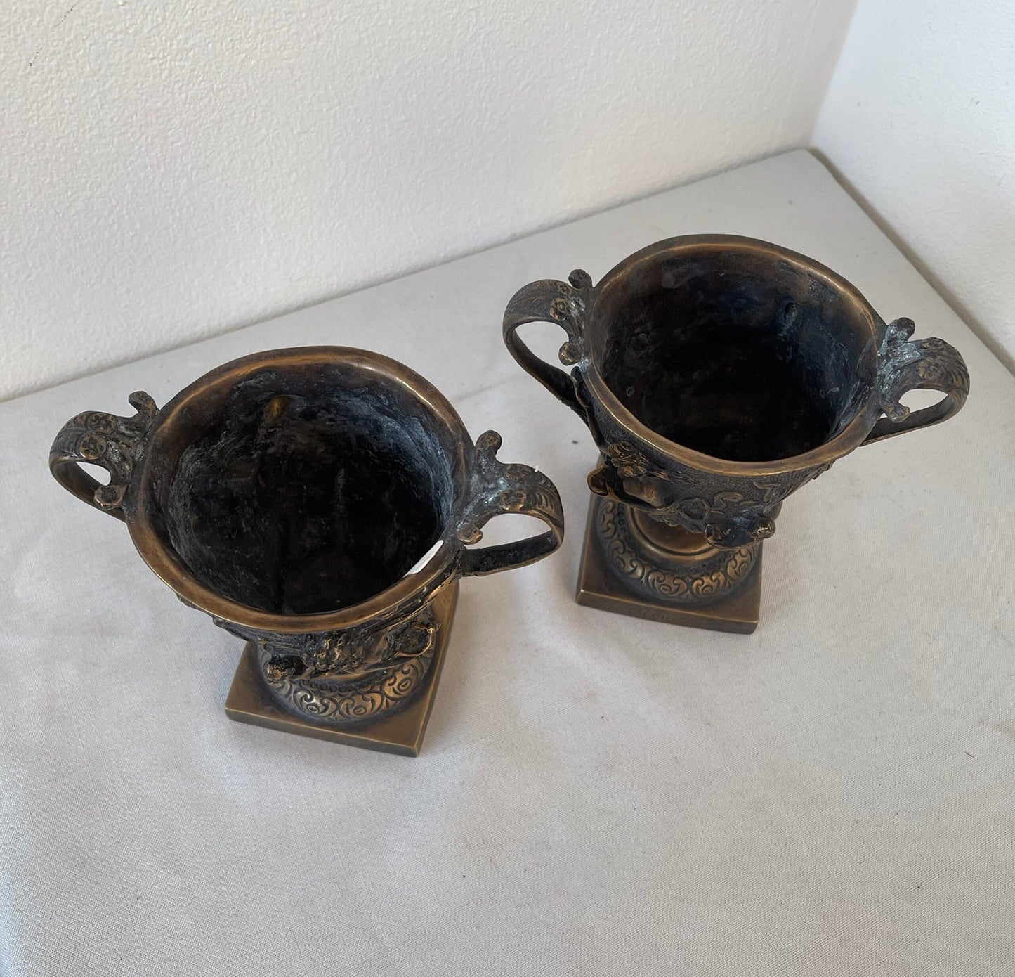 Coppia di Coppe Decorative in Bronzo – Firmate E. Monnet – Stile Neoclassico