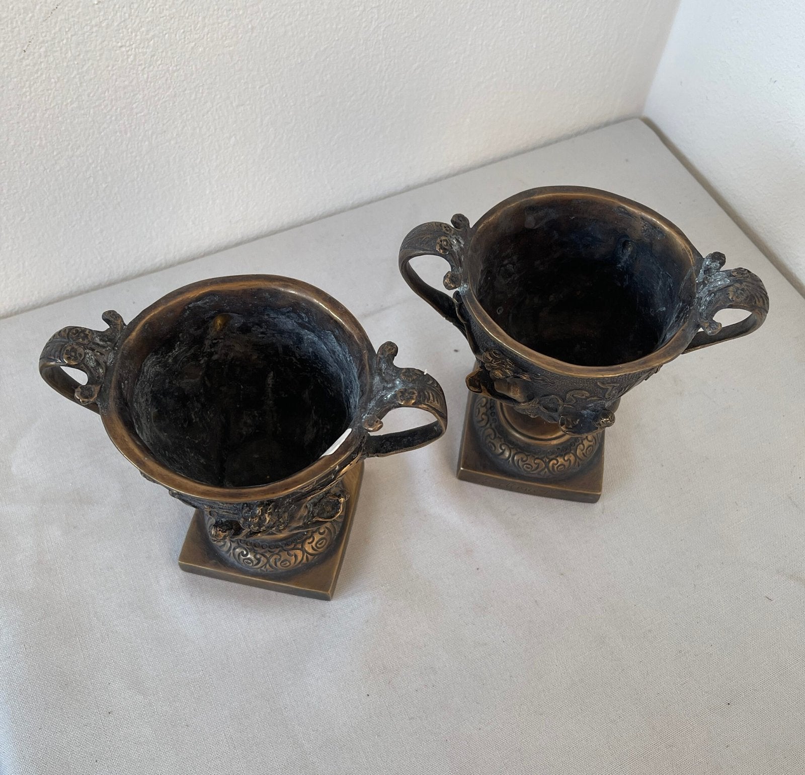 Coppia di Coppe Decorative in Bronzo – Firmate E. Monnet – Stile Neoclassico