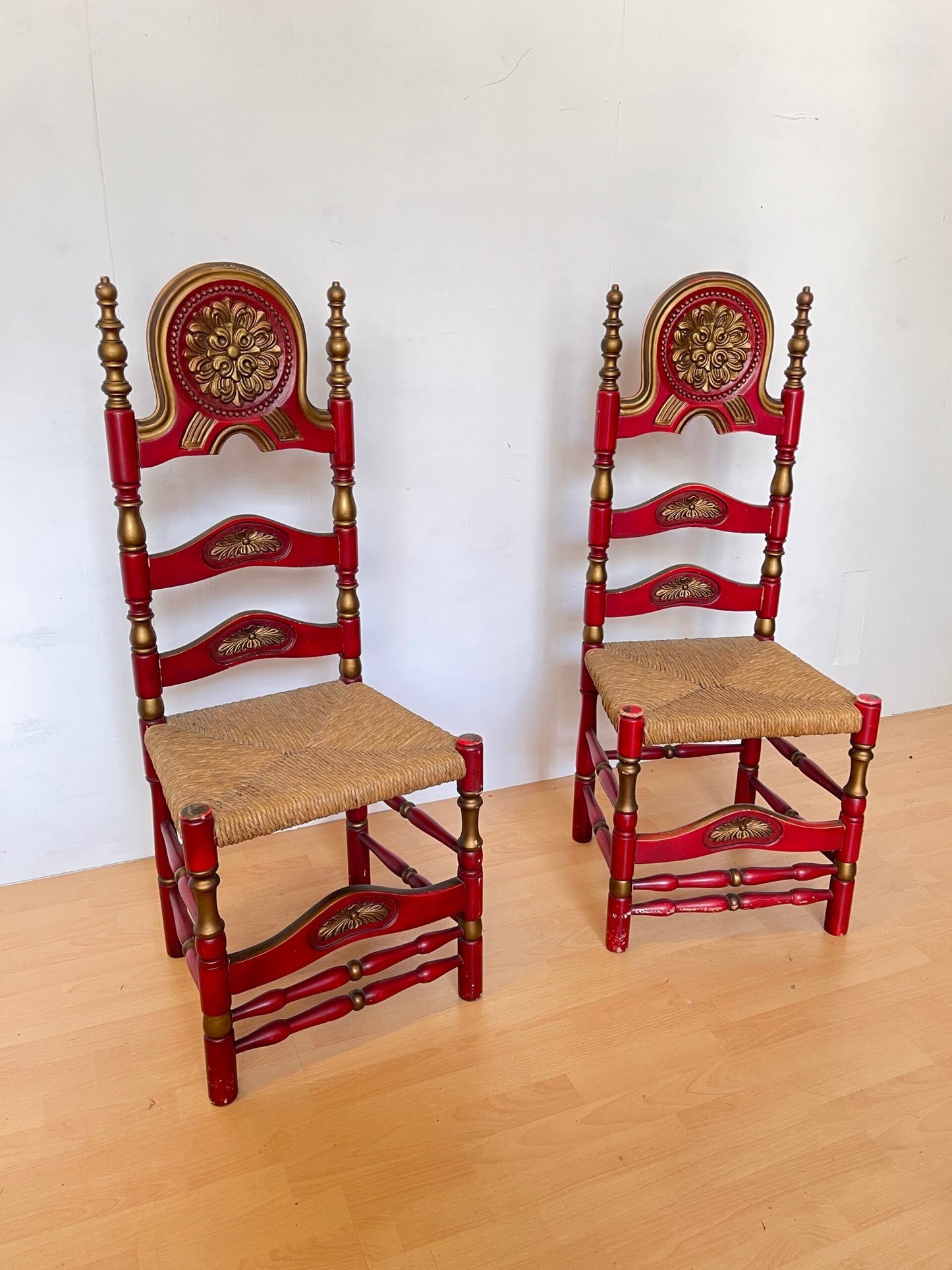 Coppia di Sedie Neoclassiche in Legno Rosso con Dettagli Dorati e Sedile in Paglia