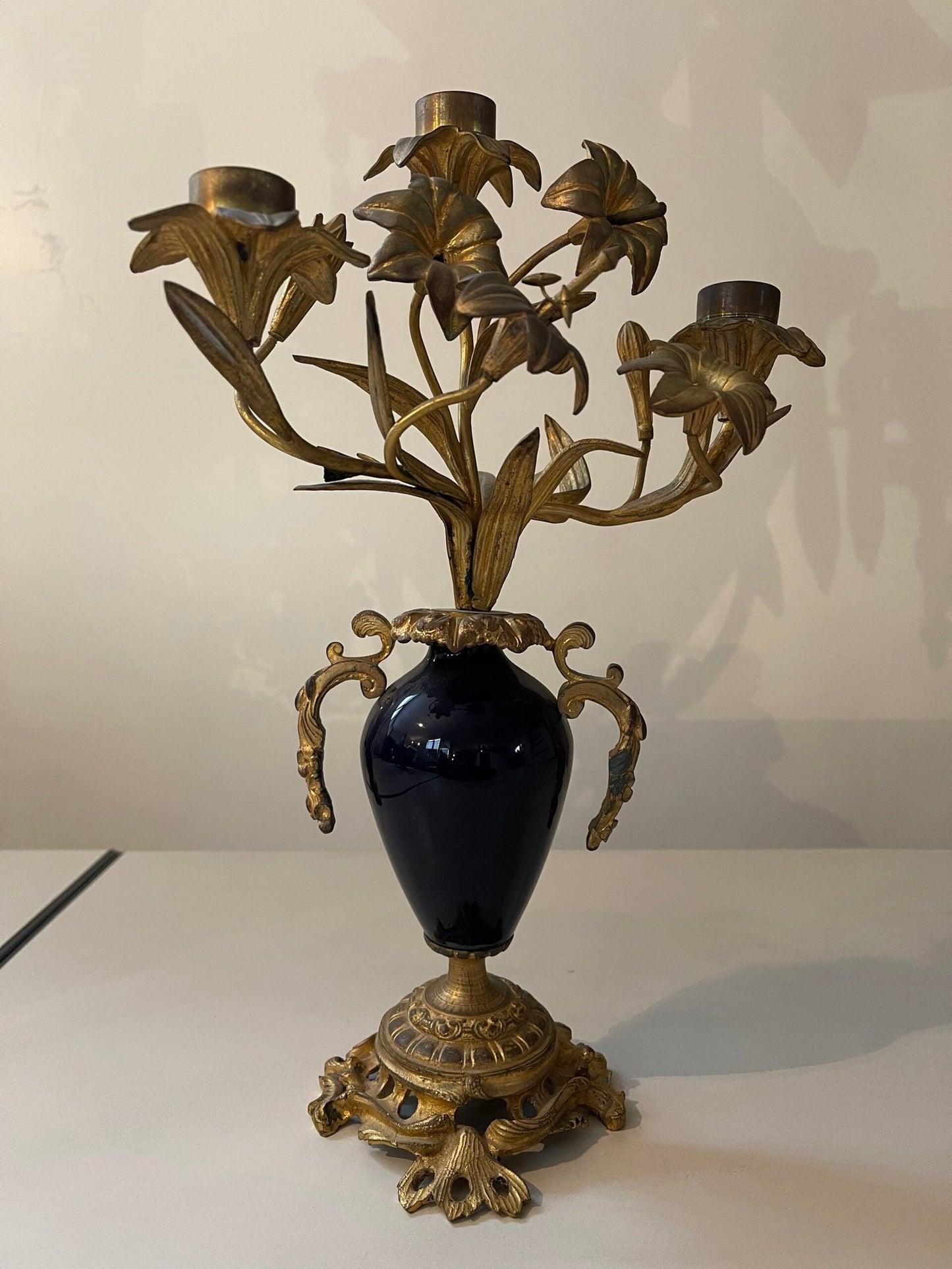 Candelabro decorativo a 3 luci in bronzo dorato con vaso in ceramica blu