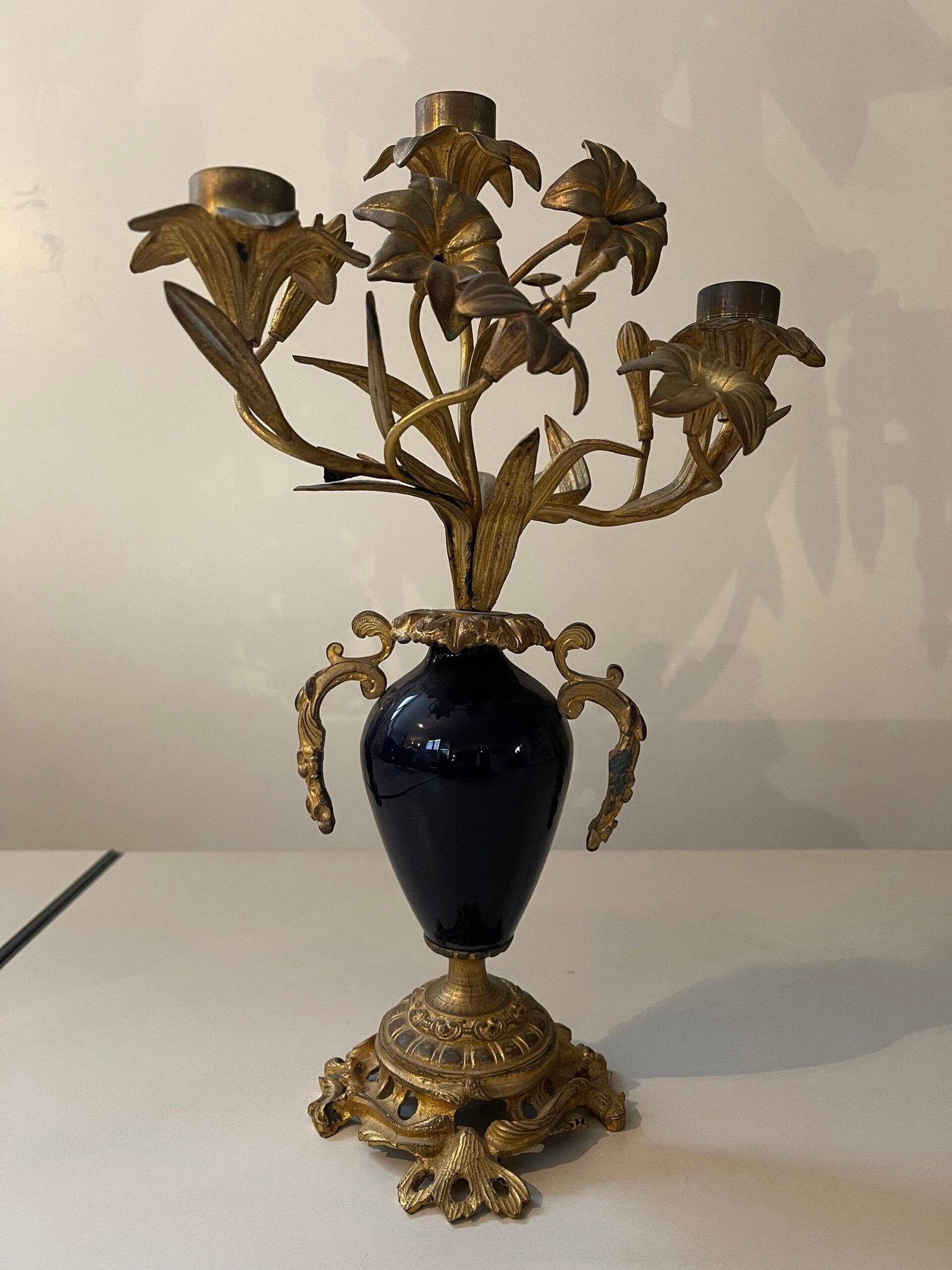 Candelabro decorativo a 3 luci in bronzo dorato con vaso in ceramica blu