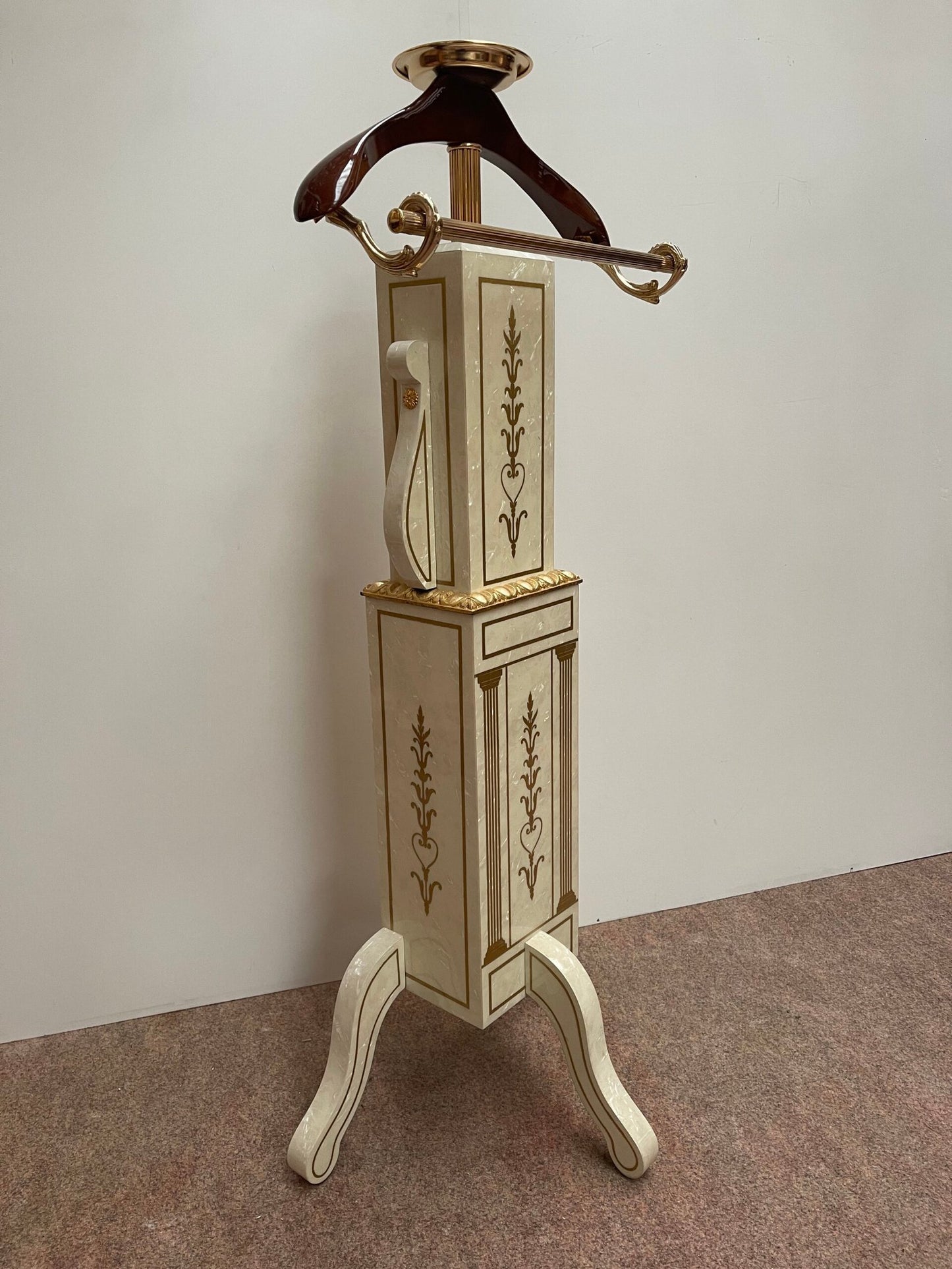 Attaccapanni Servomuto in stile neoclassico con Intarsi Dorati e Dettagli in Ottone - Eleganza e Funzionalità