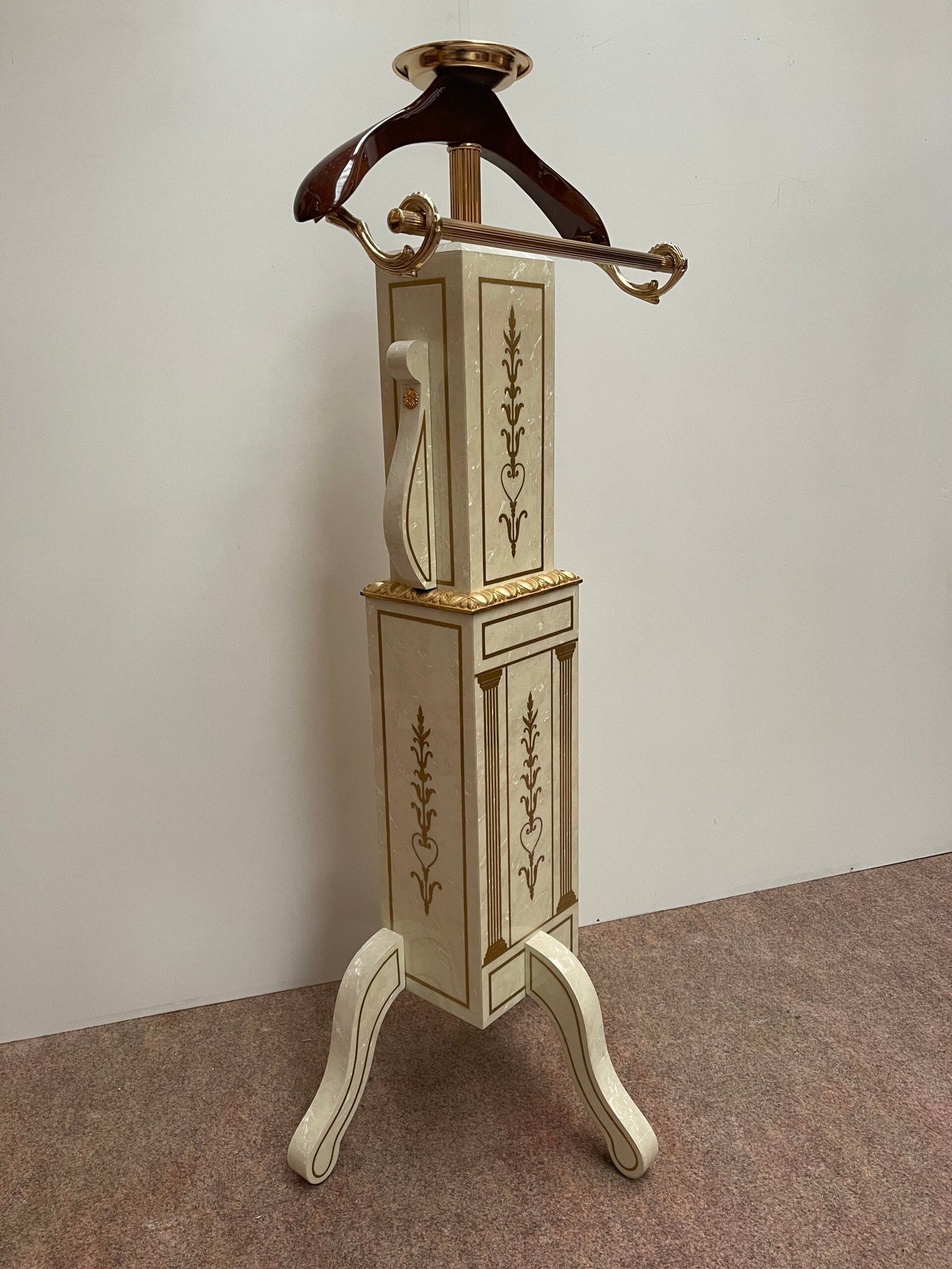 Attaccapanni Servomuto in stile neoclassico con Intarsi Dorati e Dettagli in Ottone - Eleganza e Funzionalità