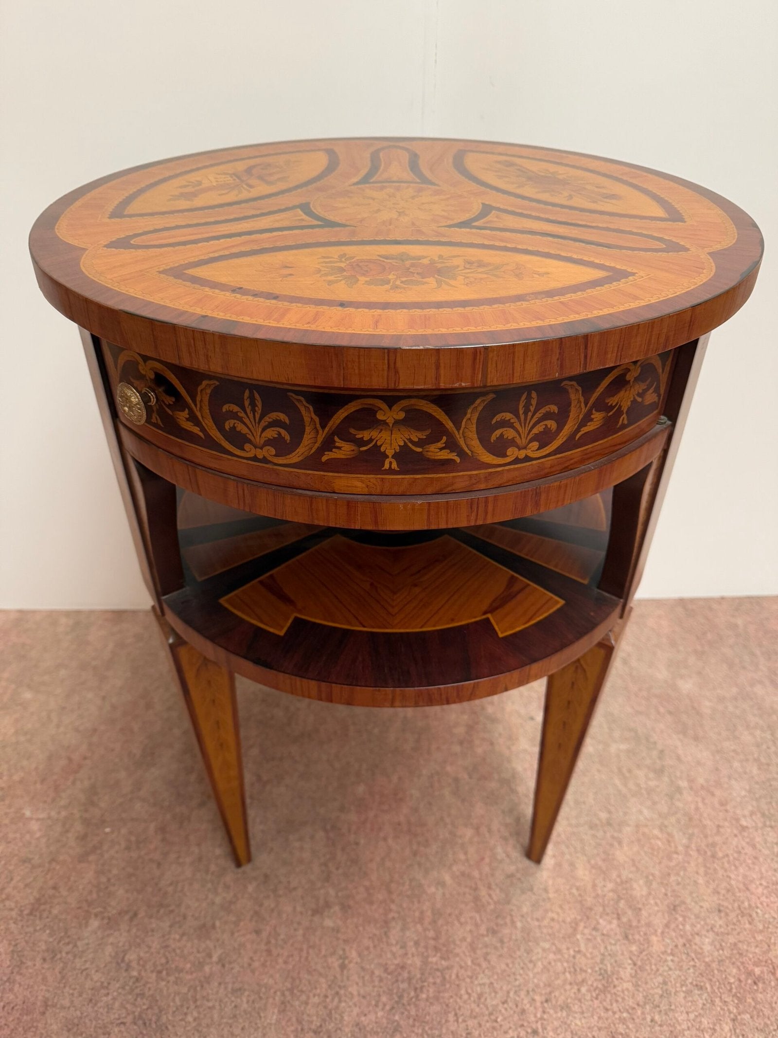 Tavolino rotondo in stile classico con intarsi floreali – Eleganza Senza Tempo