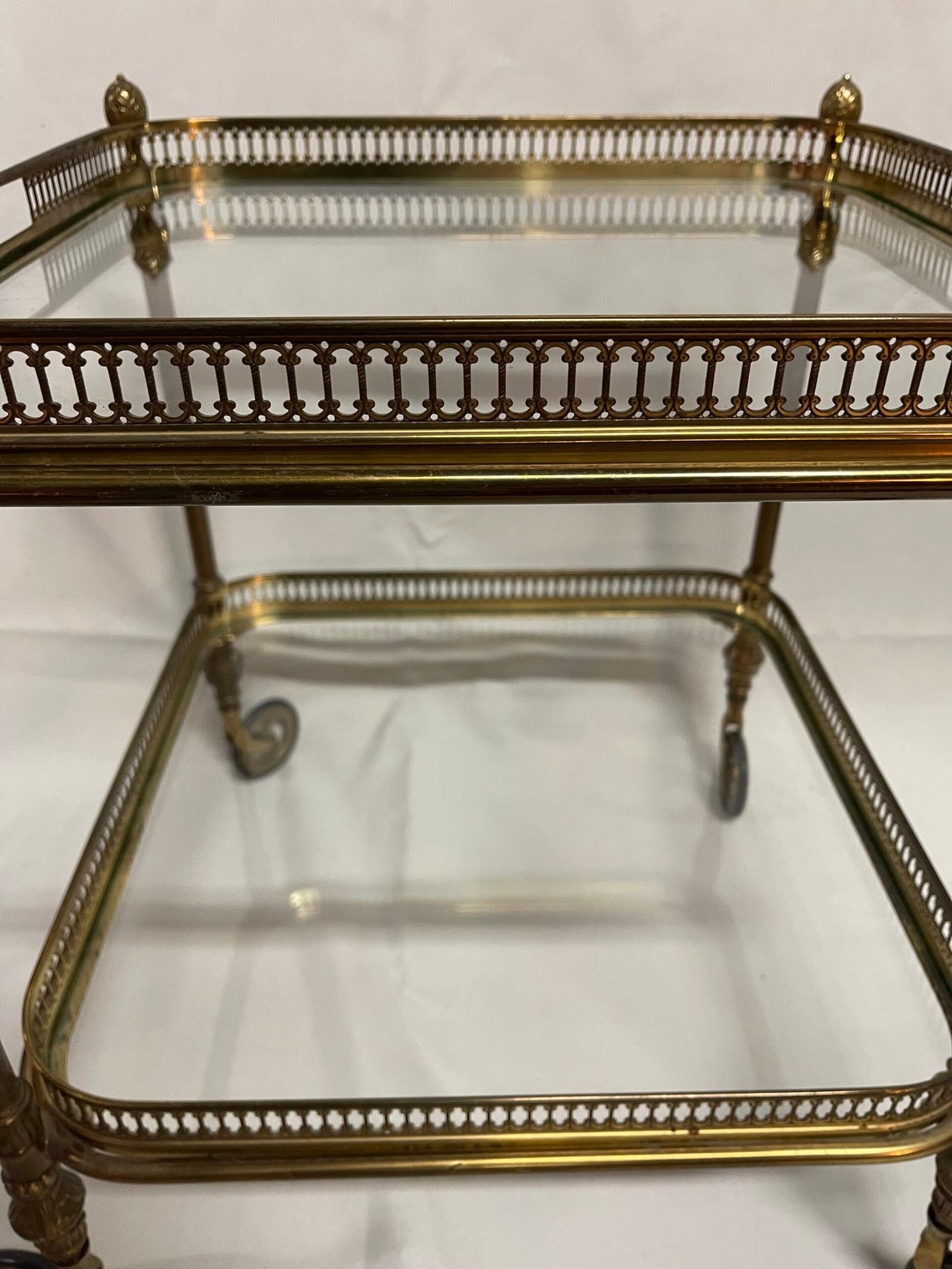 Carrello da tè in stile Impero con struttura in ottone e ripiani in vetro