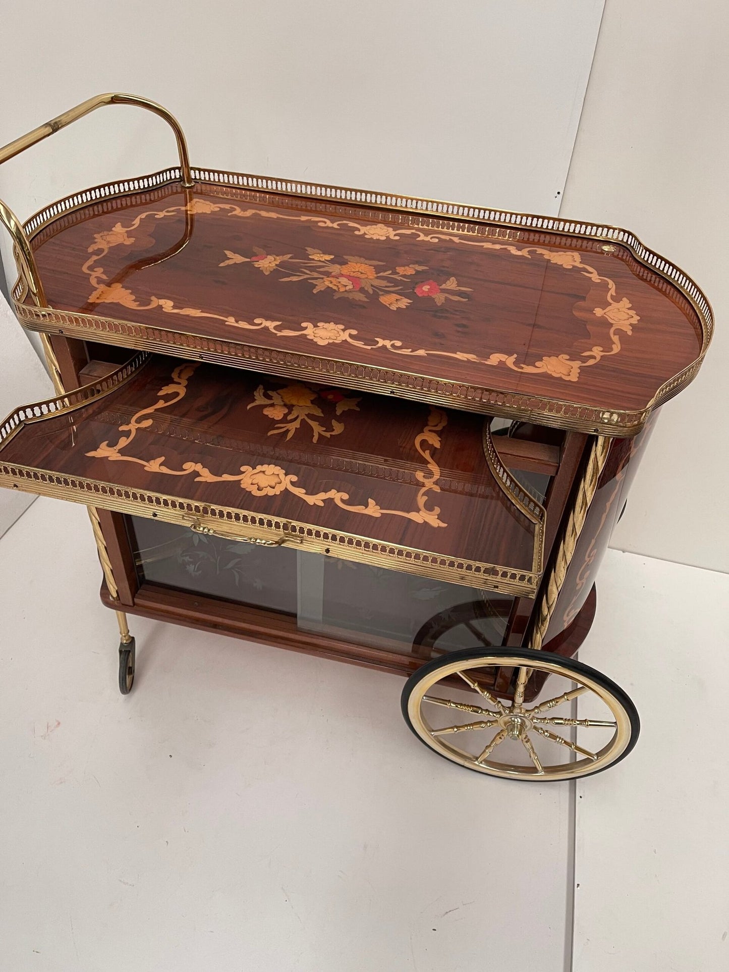 Carrello Bar d'Epoca con struttura in legno pregiato e intarsi floreale.