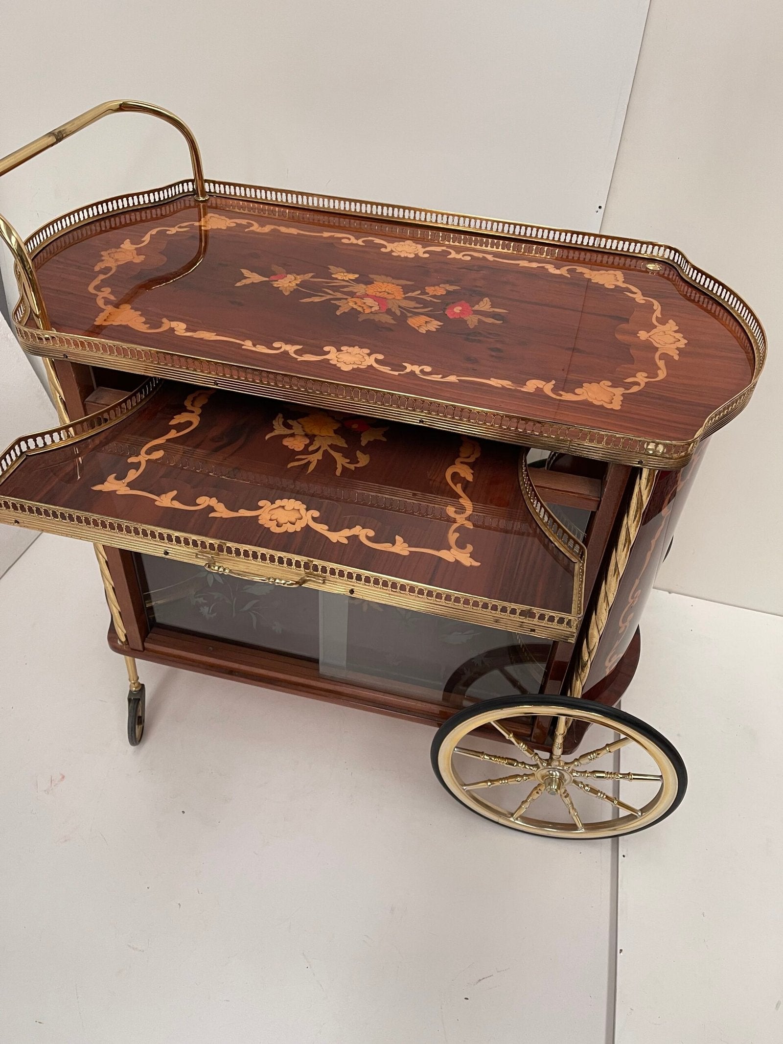 Carrello Bar d'Epoca con struttura in legno pregiato e intarsi floreale.