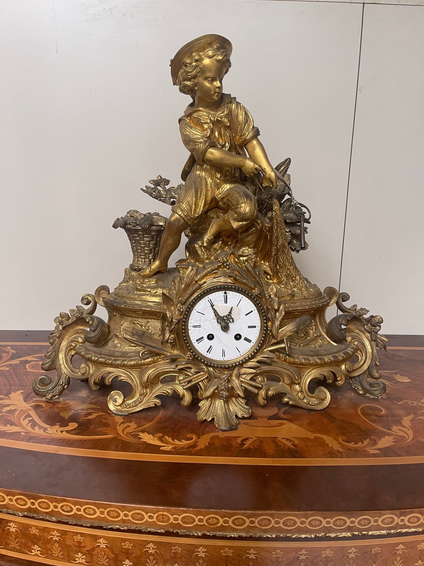Sontuoso orologio da tavolo in Bronzo Dorato con Scultura di Fanciullo