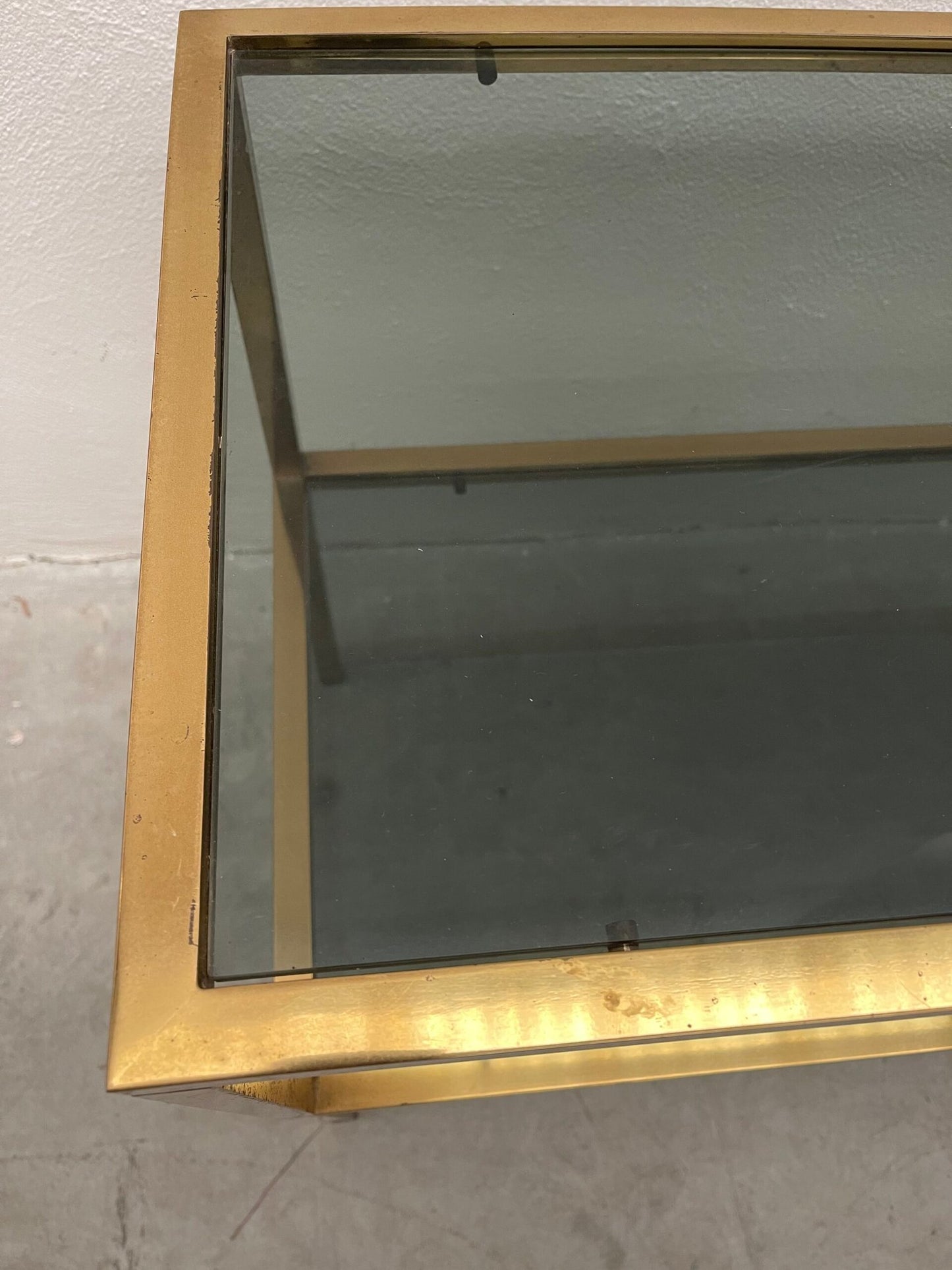 Tavolino moderno in vetro fumé e metallo dorato