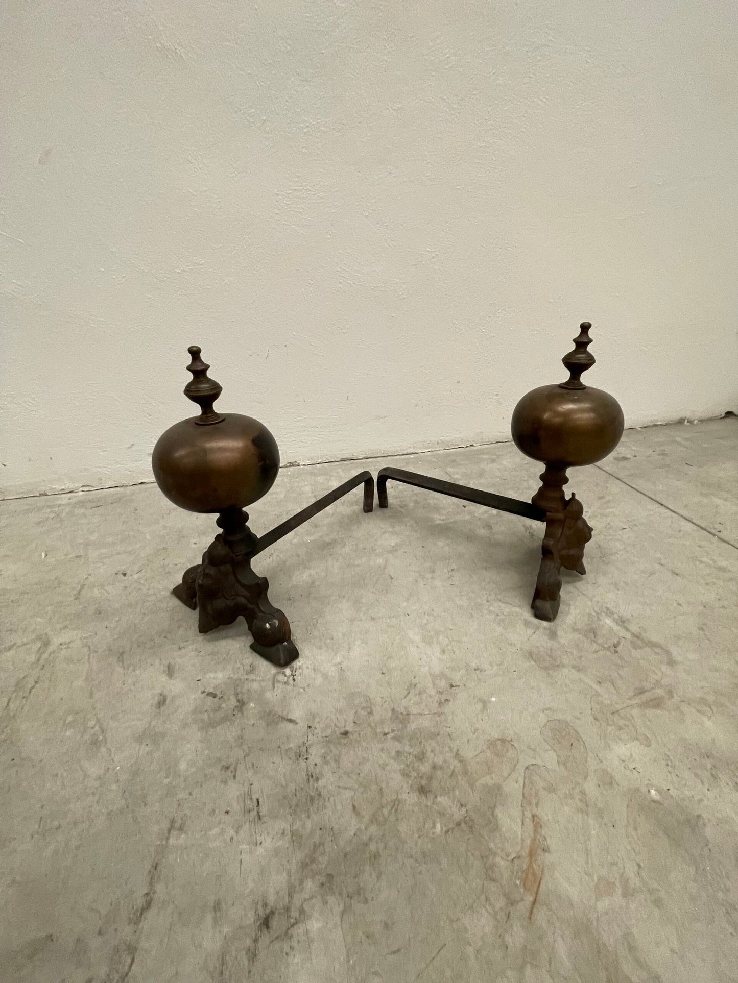 Coppia di alari in ottone e ferro battuto - XIX secolo