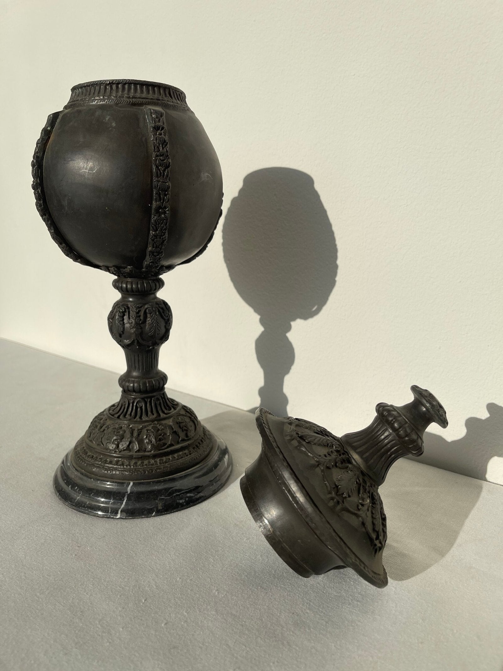 Antico Vaso Coppa con Coperchio in bronzo Scuro – Base in Marmo