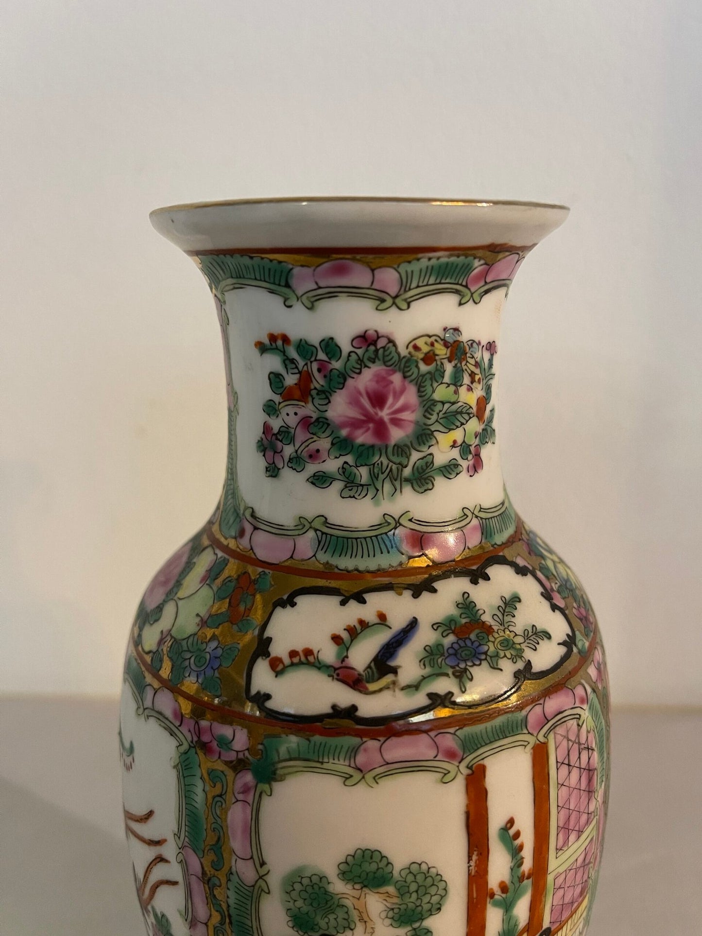 Vaso Cinese in Porcellana con Scene Tradizionali e Decorazioni Floreali