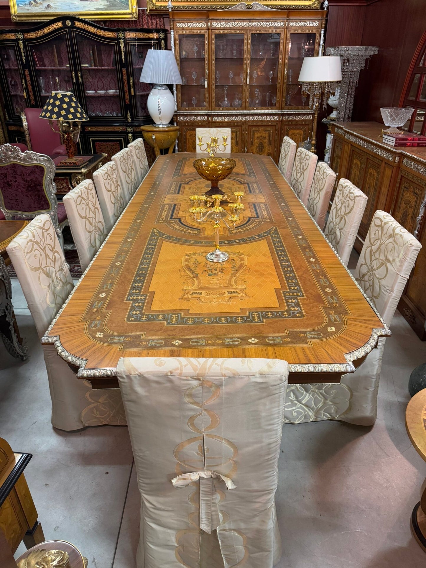 Tavolo da Pranzo Intarsiato e Sedie Imbottite con Coprisedia