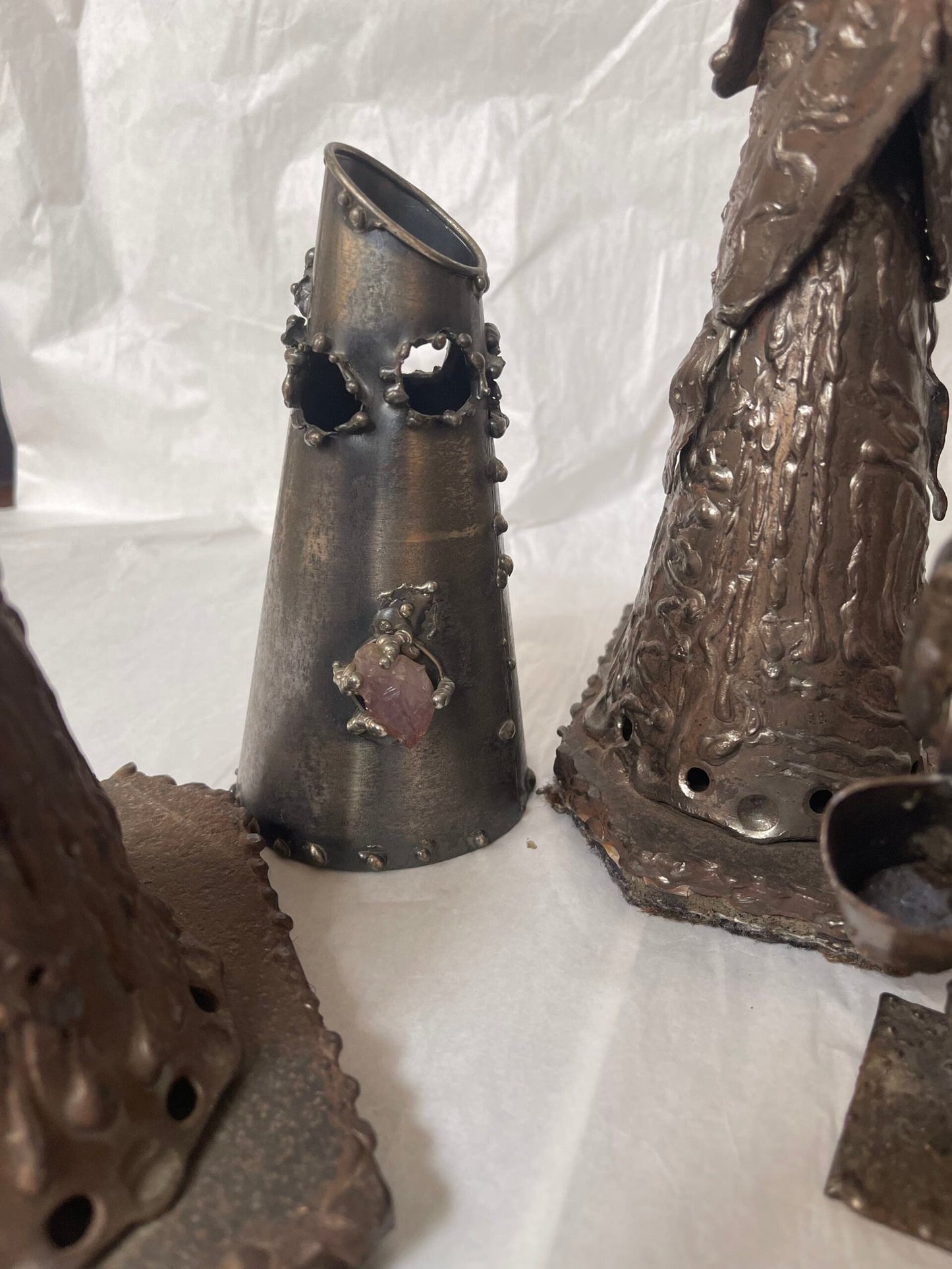 Set Sculture Artigianali in Metallo – Figure Medievali e Astratte con Pietre Dure