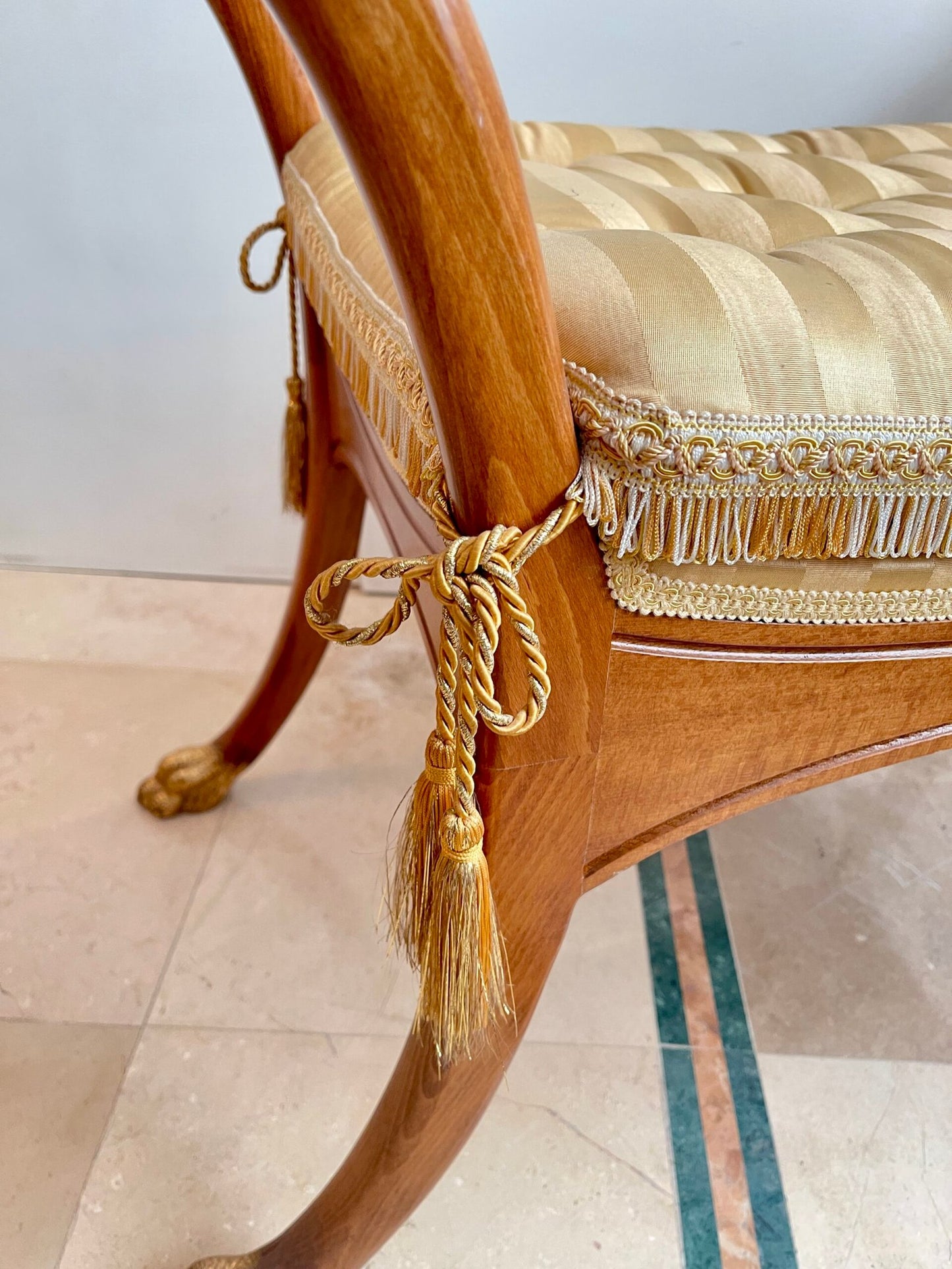 Sgabello in stile neoclassico con braccioli a testa d’aquila e finiture dorate