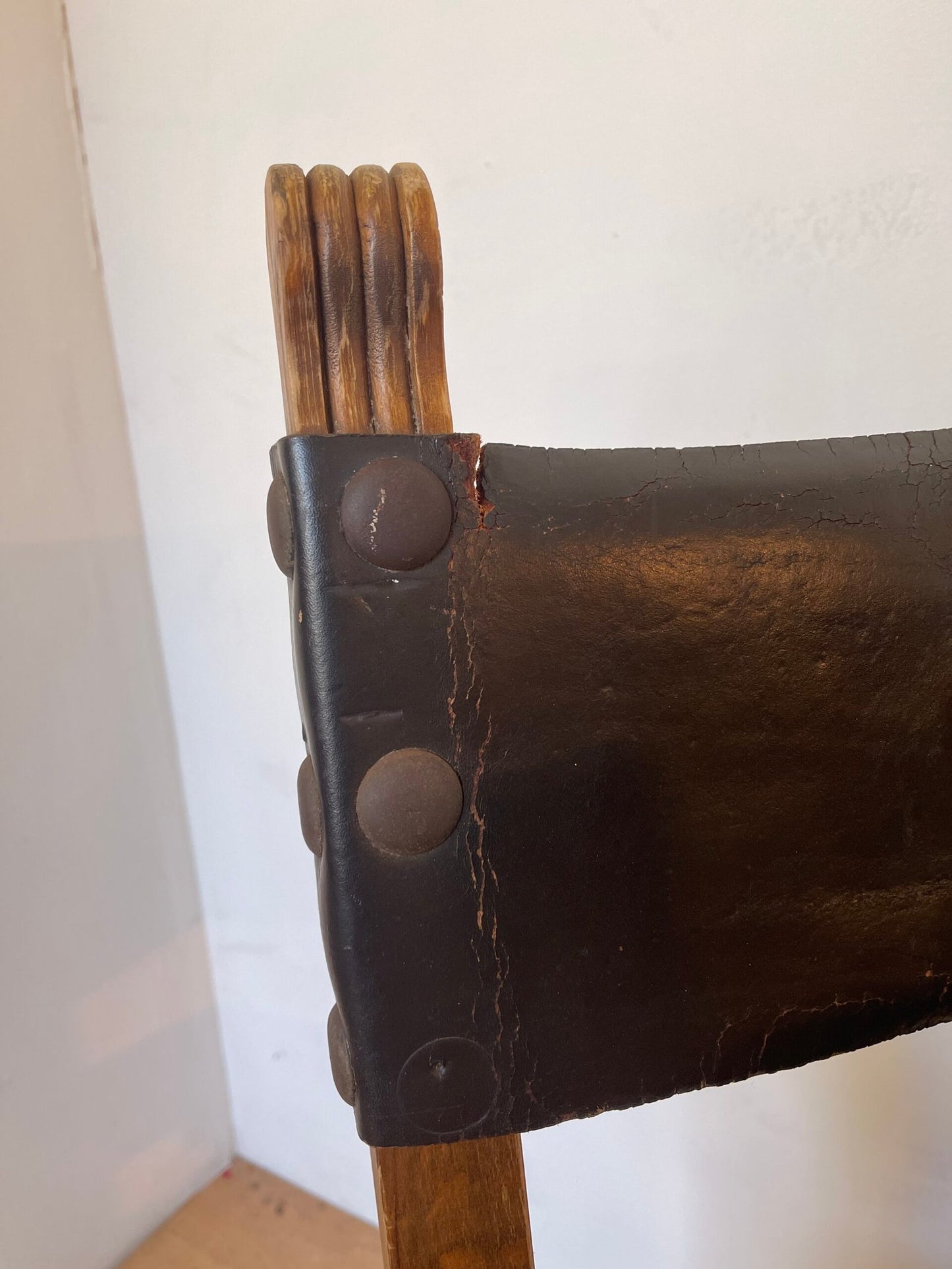 Coppia di sedie in legno e cuoio con borchie – stile rustico