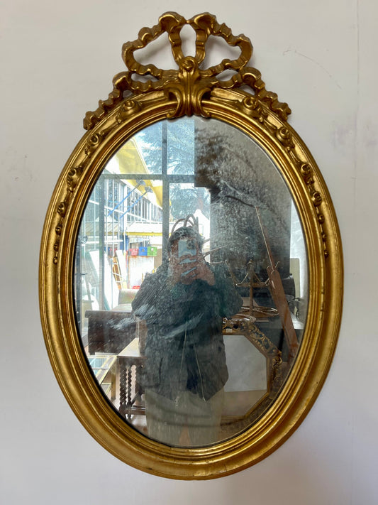 Specchiera Ovale Dorata Intagliato con Cimasa a Fiocco