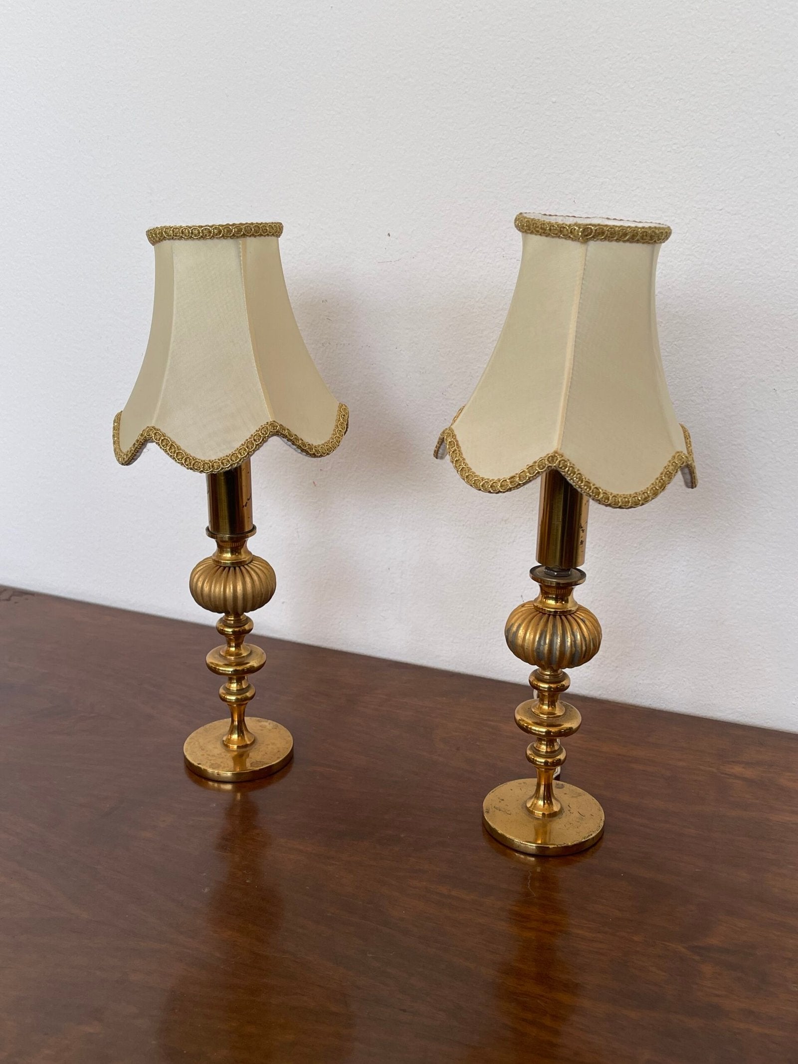Coppia di lampade da tavolo vintage in stile classico - Base dorata con paralume in tessuto beige