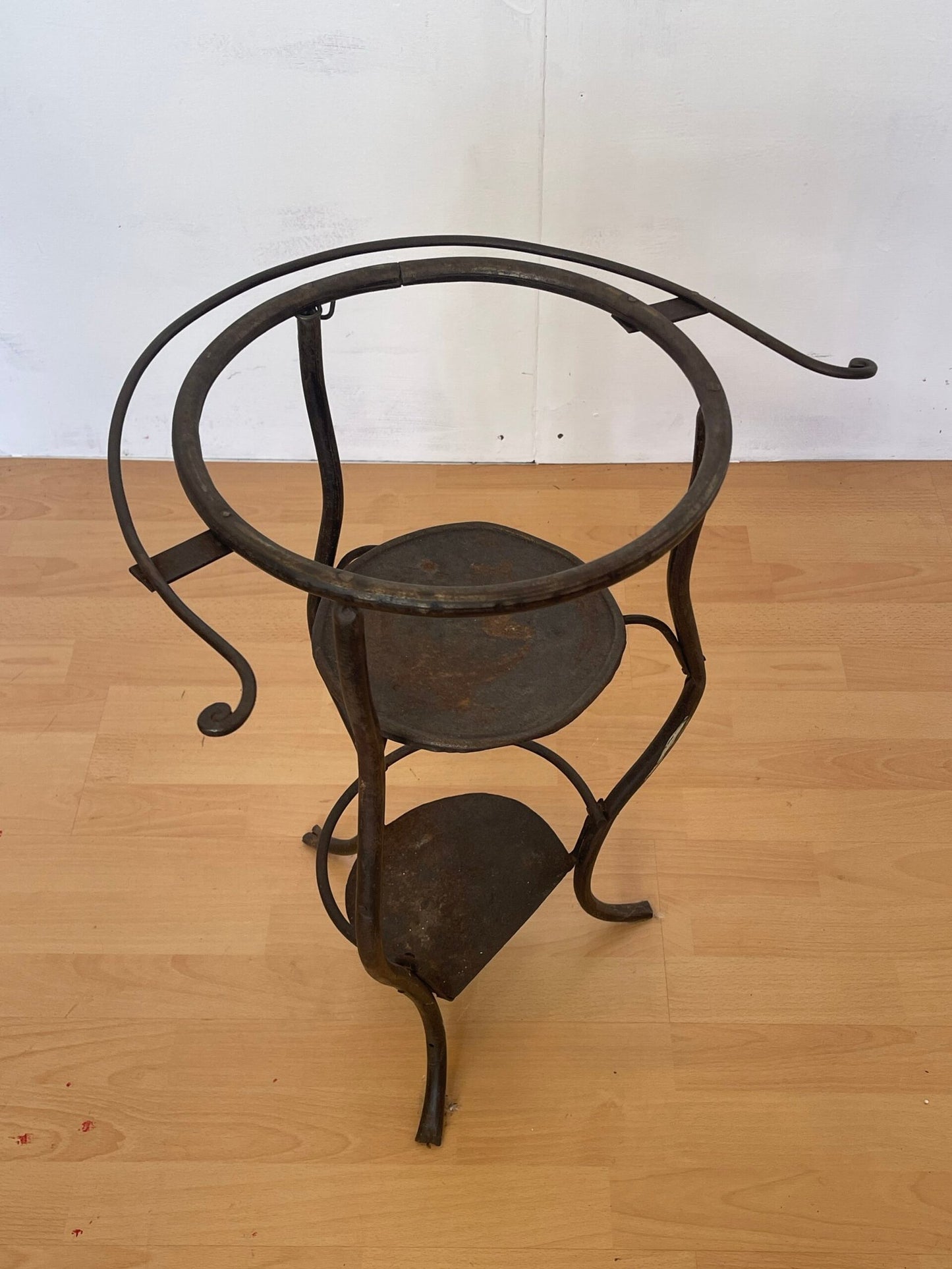 Set di Basi in Ferro Battuto per Fiori – Design Vintage