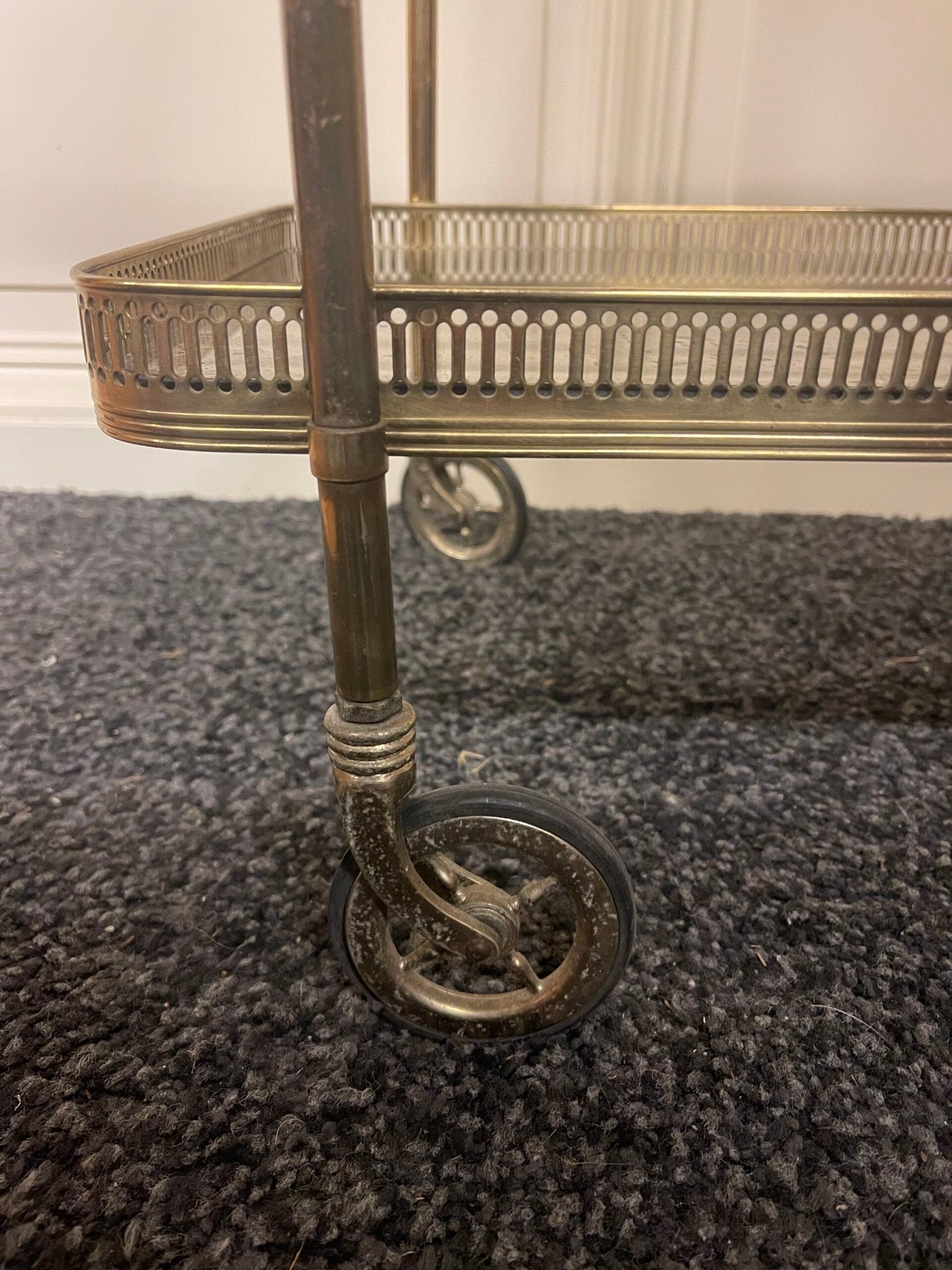 Carrello da tè vintage in ottone e vetro