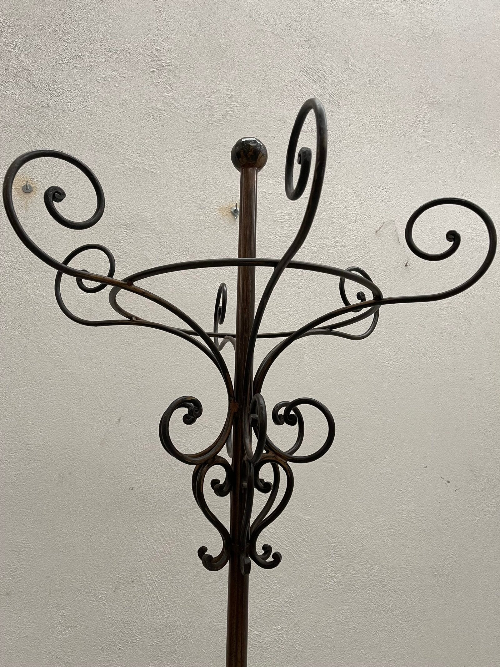 Antico appendiabiti in ferro battuto da terra antico italiano