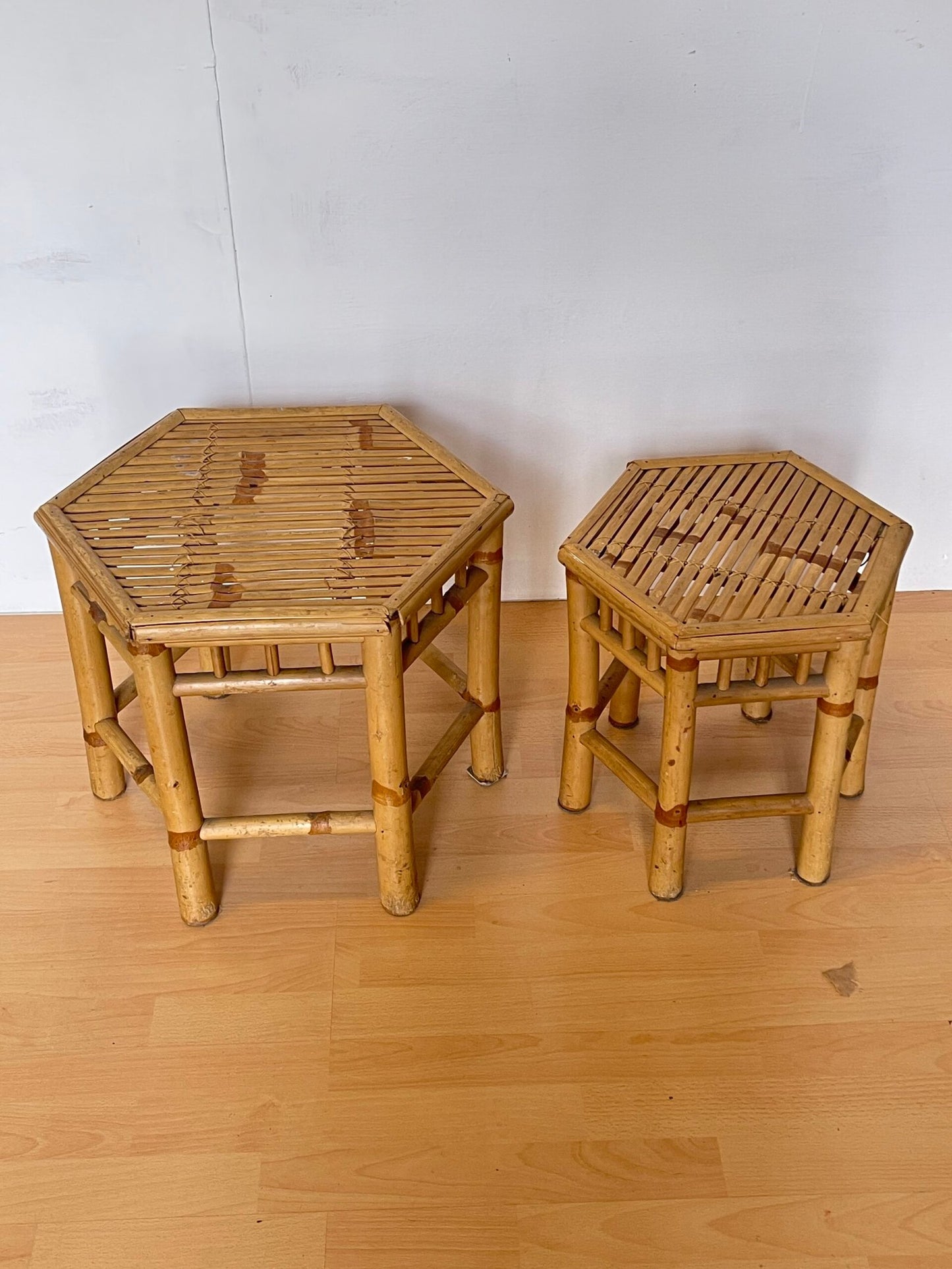 Set di Tavolini in Bamboo Esotico – Eleganza Naturale