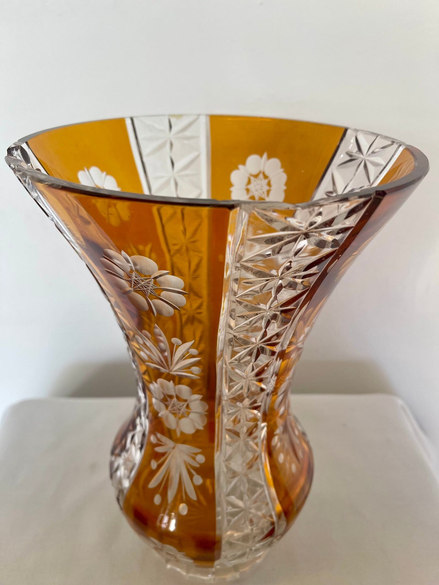 Vaso in cristallo boemo ambra inciso a mano