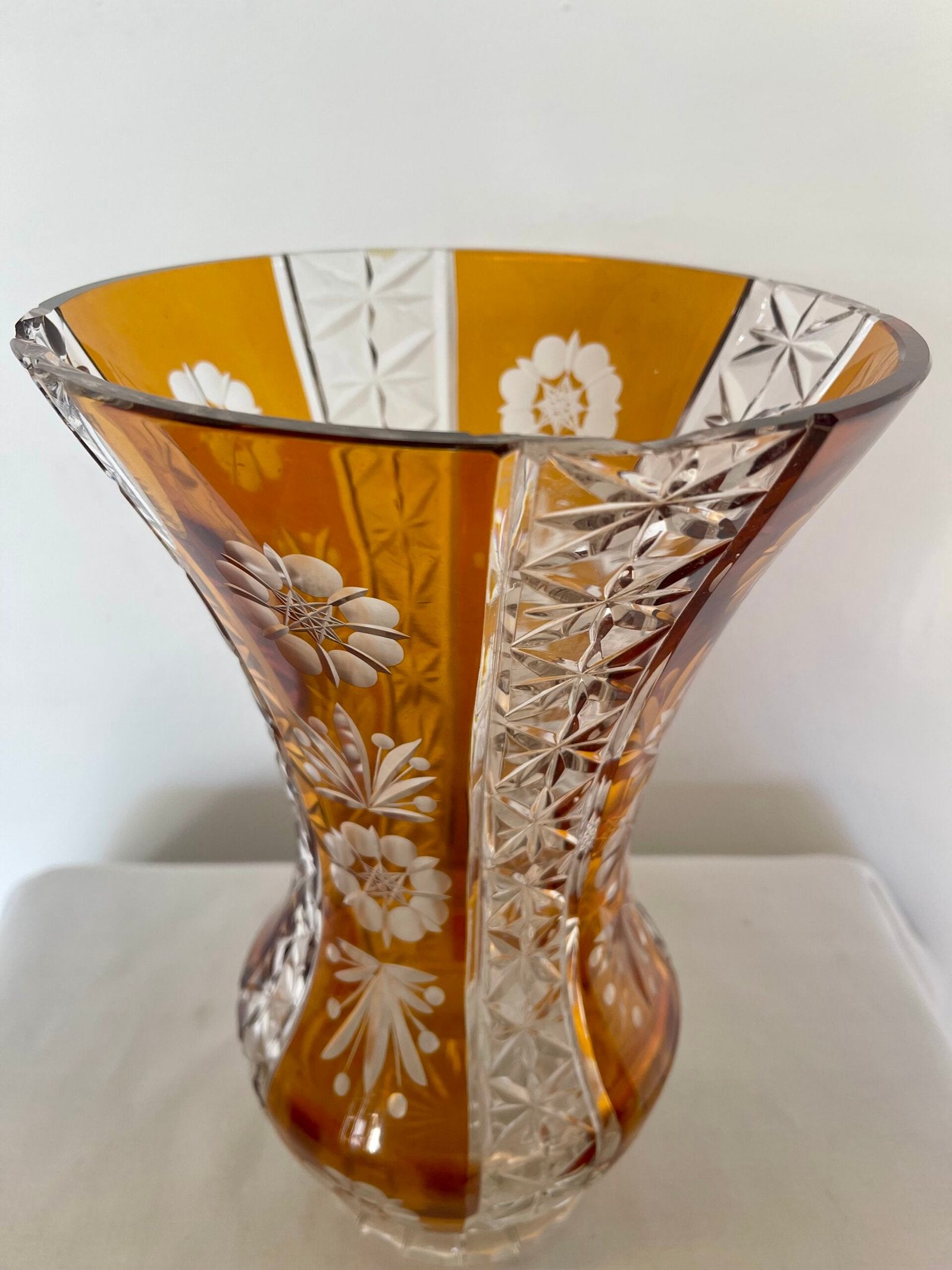 Vaso in cristallo boemo ambra inciso a mano