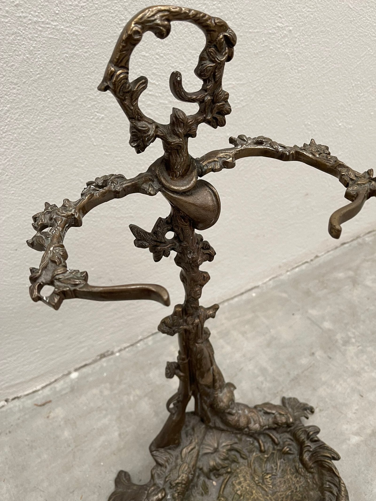 Antico portaombrelli francese del XX secolo in bronzo con figura di cane da caccia