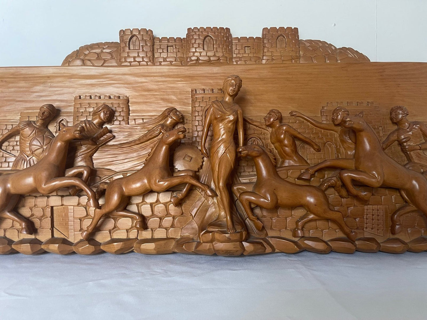 Bassorilievo intagliato "Scena Classica con Cavalli e Figure"