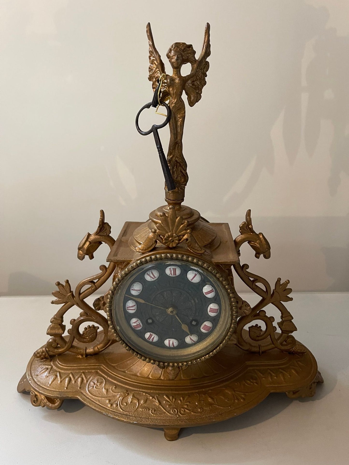 Raffinato Orologio da Tavolo con Figura Alata