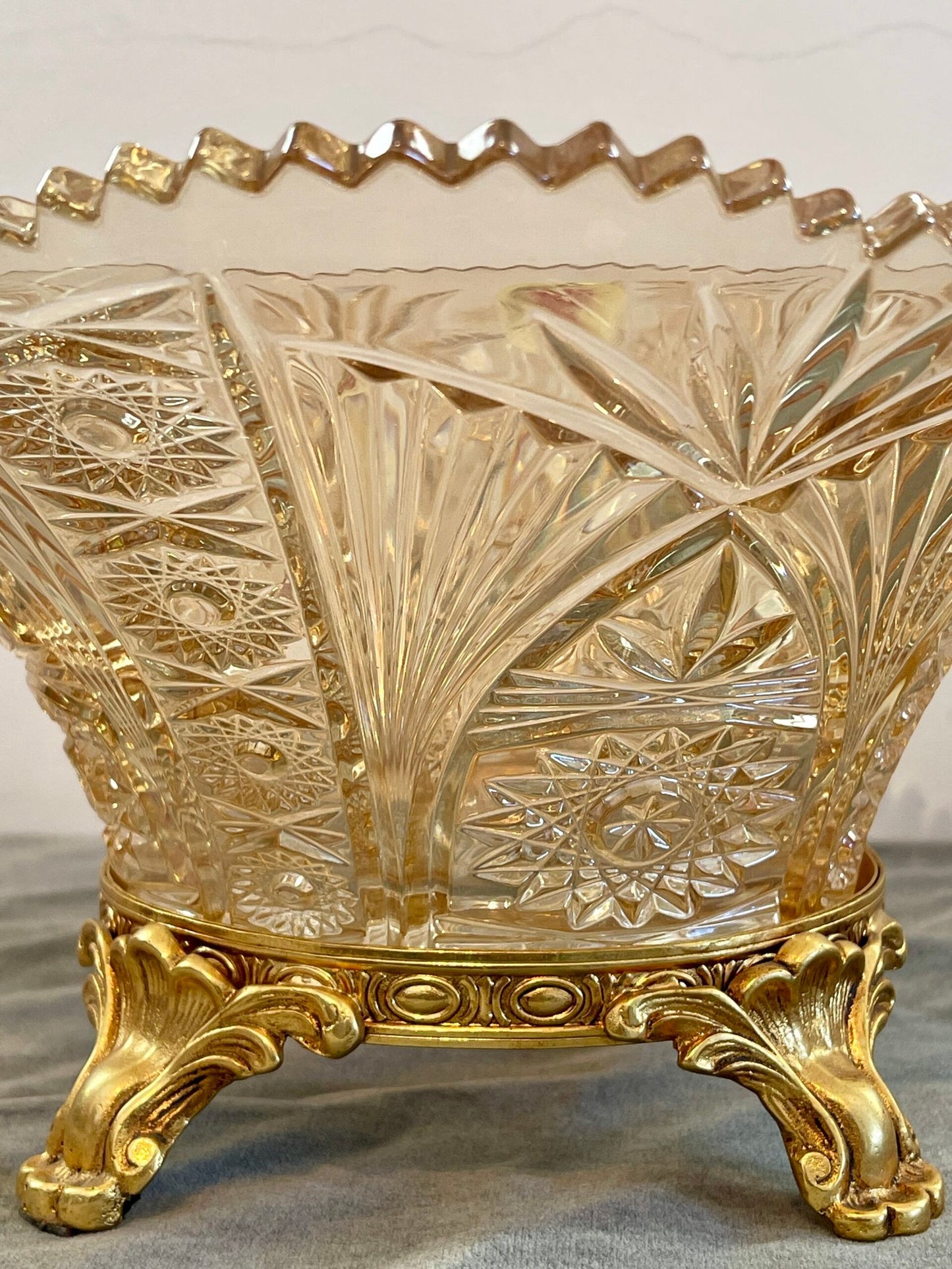 Elegante Ciotola in Cristallo con Base Dorata – Stile Classico