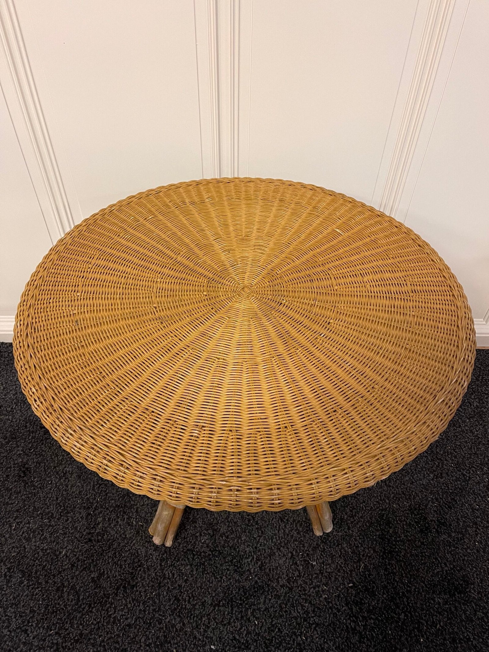 Tavolino in rattan intrecciato vintage