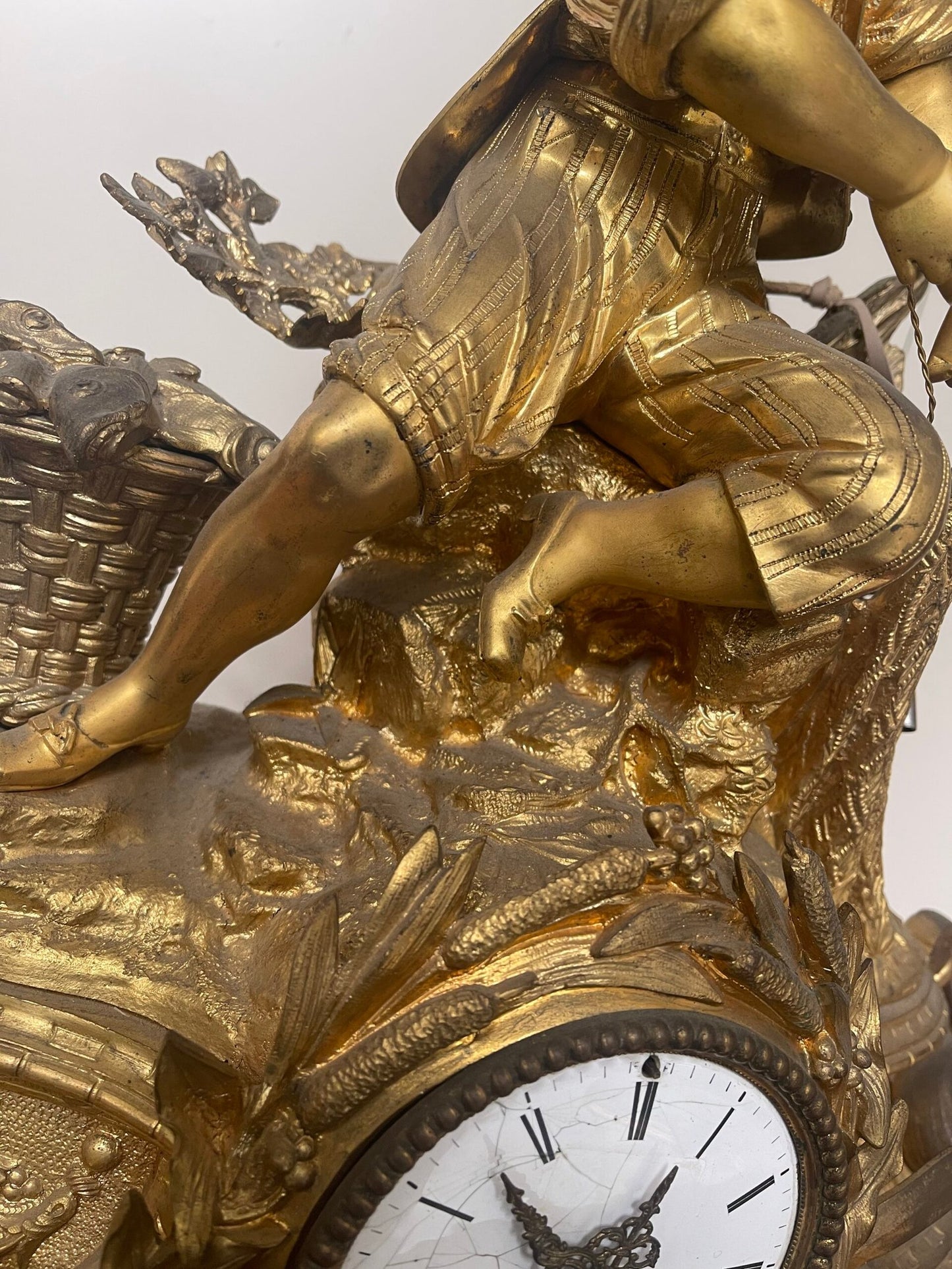 Sontuoso orologio da tavolo in Bronzo Dorato con Scultura di Fanciullo