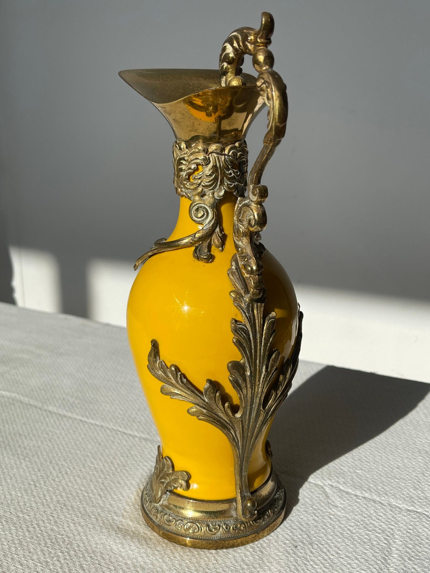 Brocca Decorativa in Ceramica Gialla con Applicazioni in Metallo –