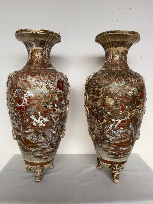 Coppia di Grandi Vasi Satsuma Giapponesi – Decoro Guerrieri Samurai – Antichi