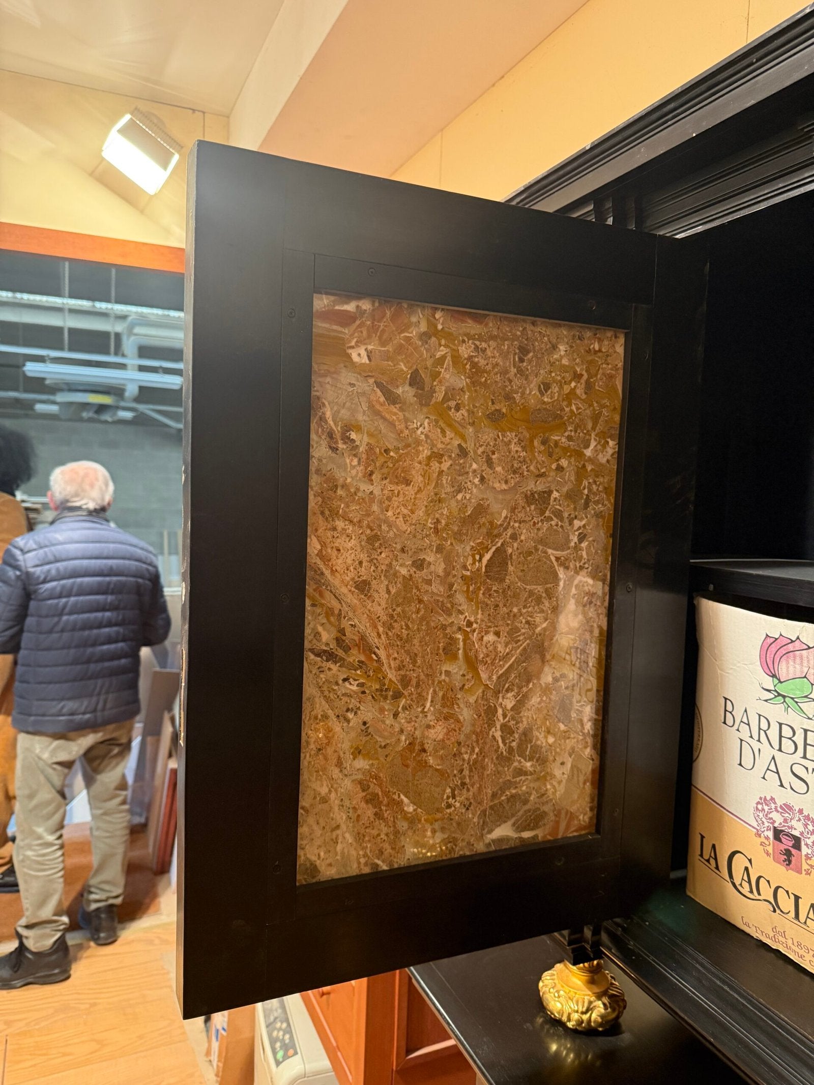 Imponente Mobile Antico in Legno Nero con Inserti in Marmo e Dorature – Stile Barocco