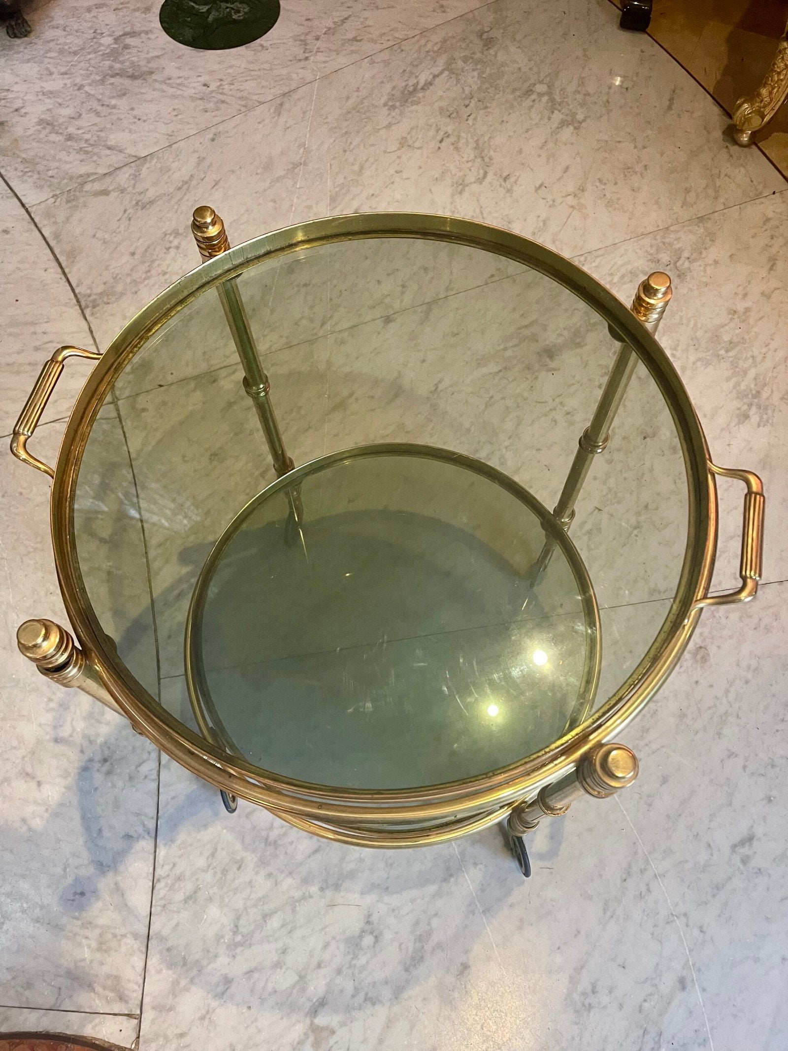 Carrello bar tondo in ottone con piani in vetro fumé, anni 60