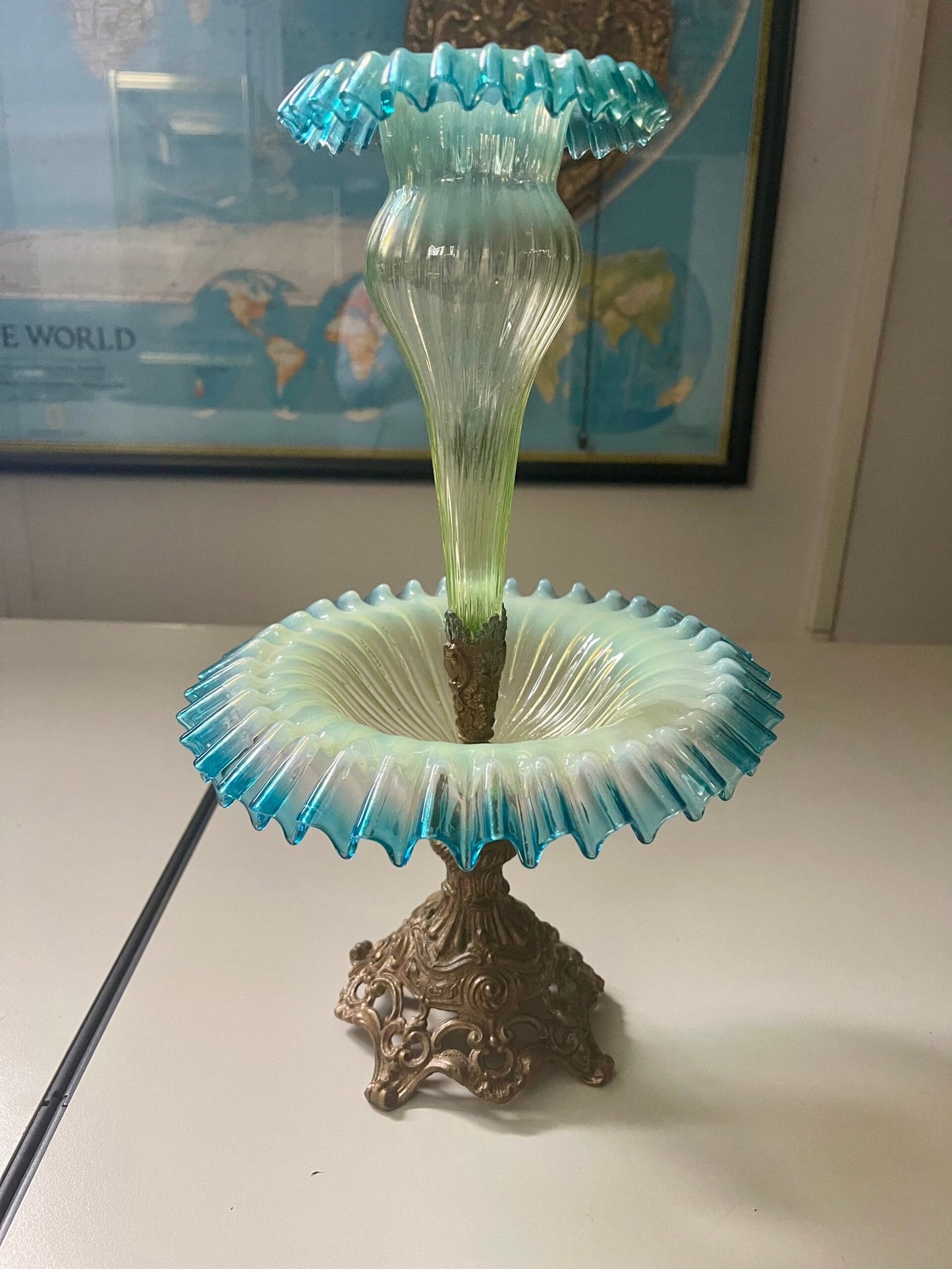 Affascinante Epergne in Vetro Opalescente su Base Ornata