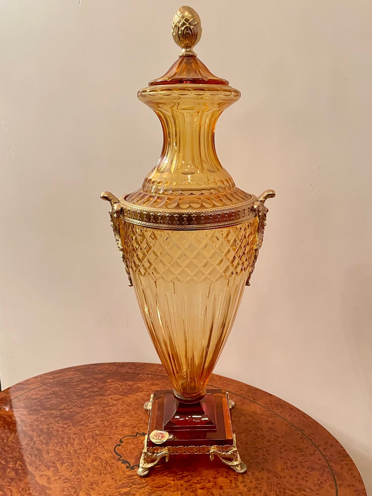 Vaso in cristallo ambra con decorazioni dorate – design elegante