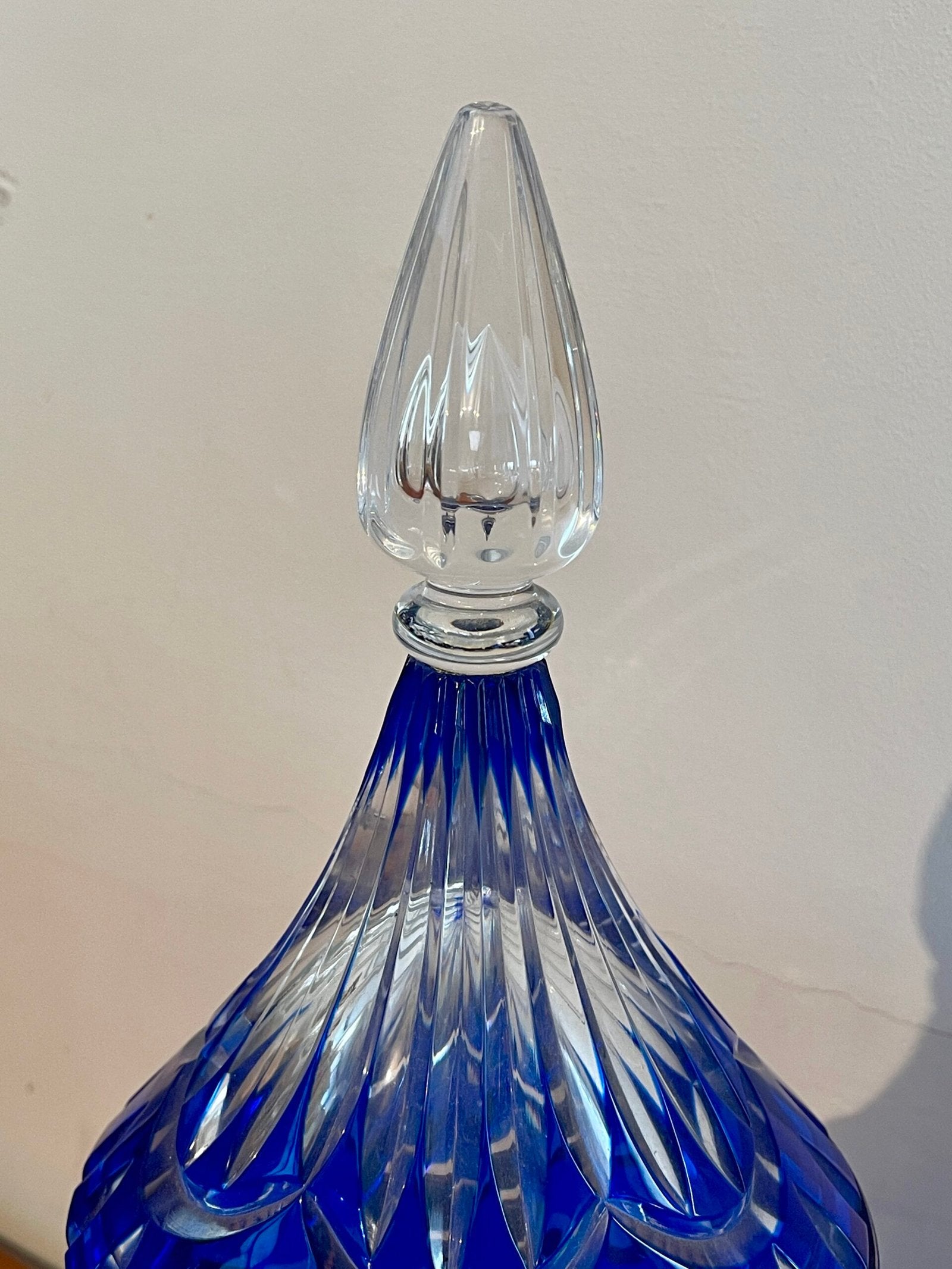 Vaso in Cristallo Blu con Motivo a Onde e Base Dorata