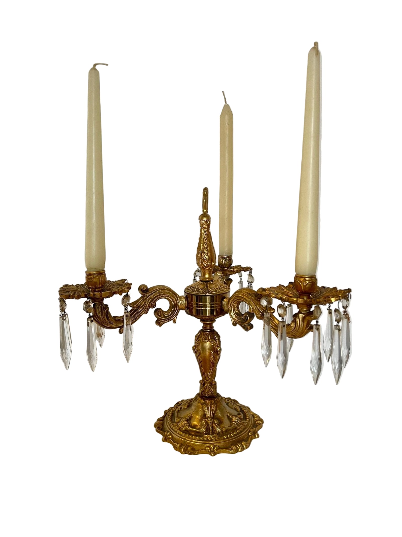 Candelabro in bronzo dorato con pendagli in cristallo